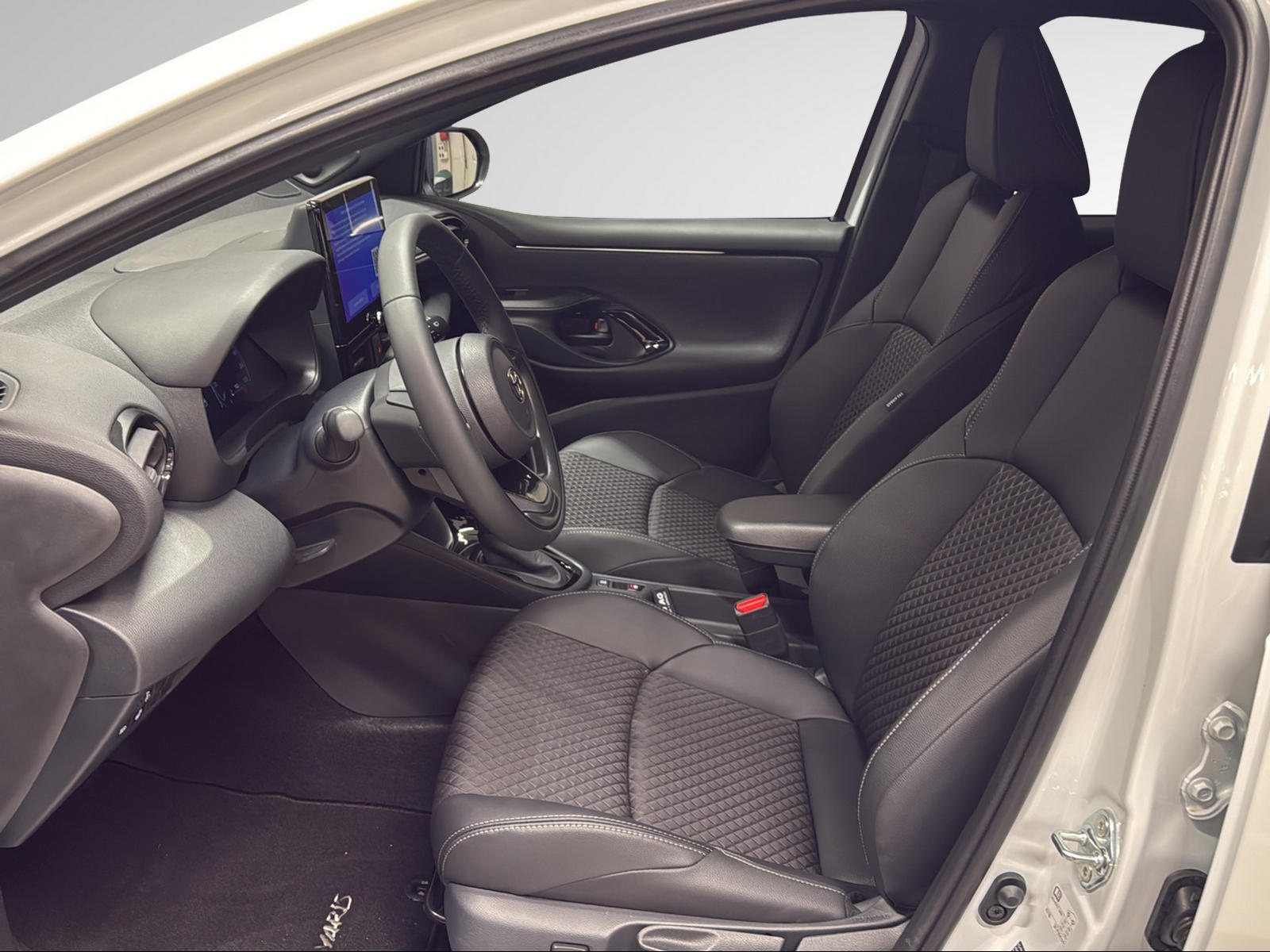 TOYOTA Yaris 1.5 Premium e-CVT-image-9
