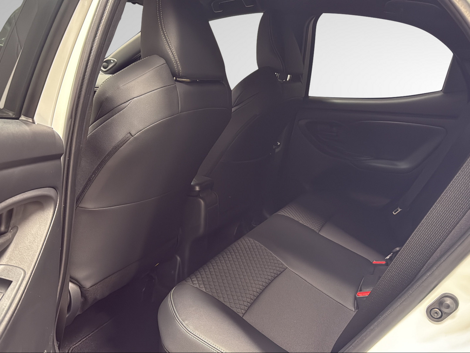 TOYOTA Yaris 1.5 Premium e-CVT-image-13