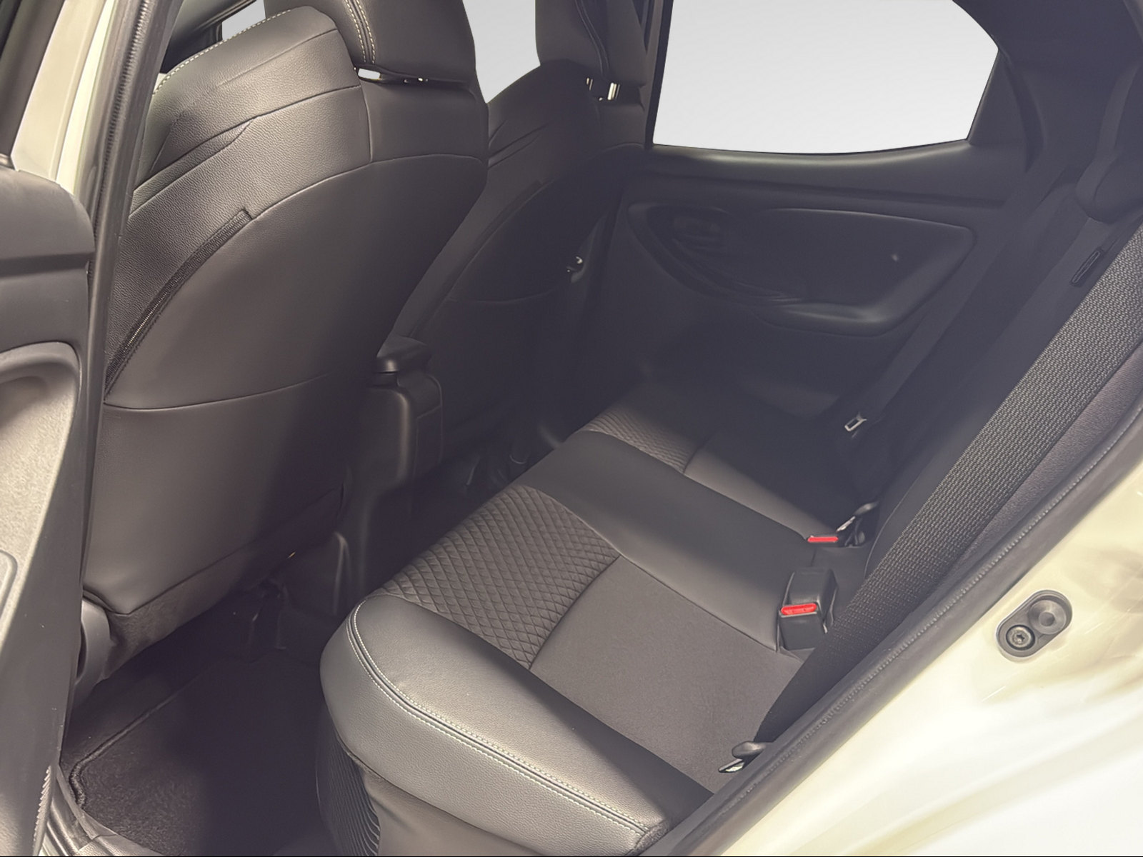 TOYOTA Yaris 1.5 Premium e-CVT-image-12