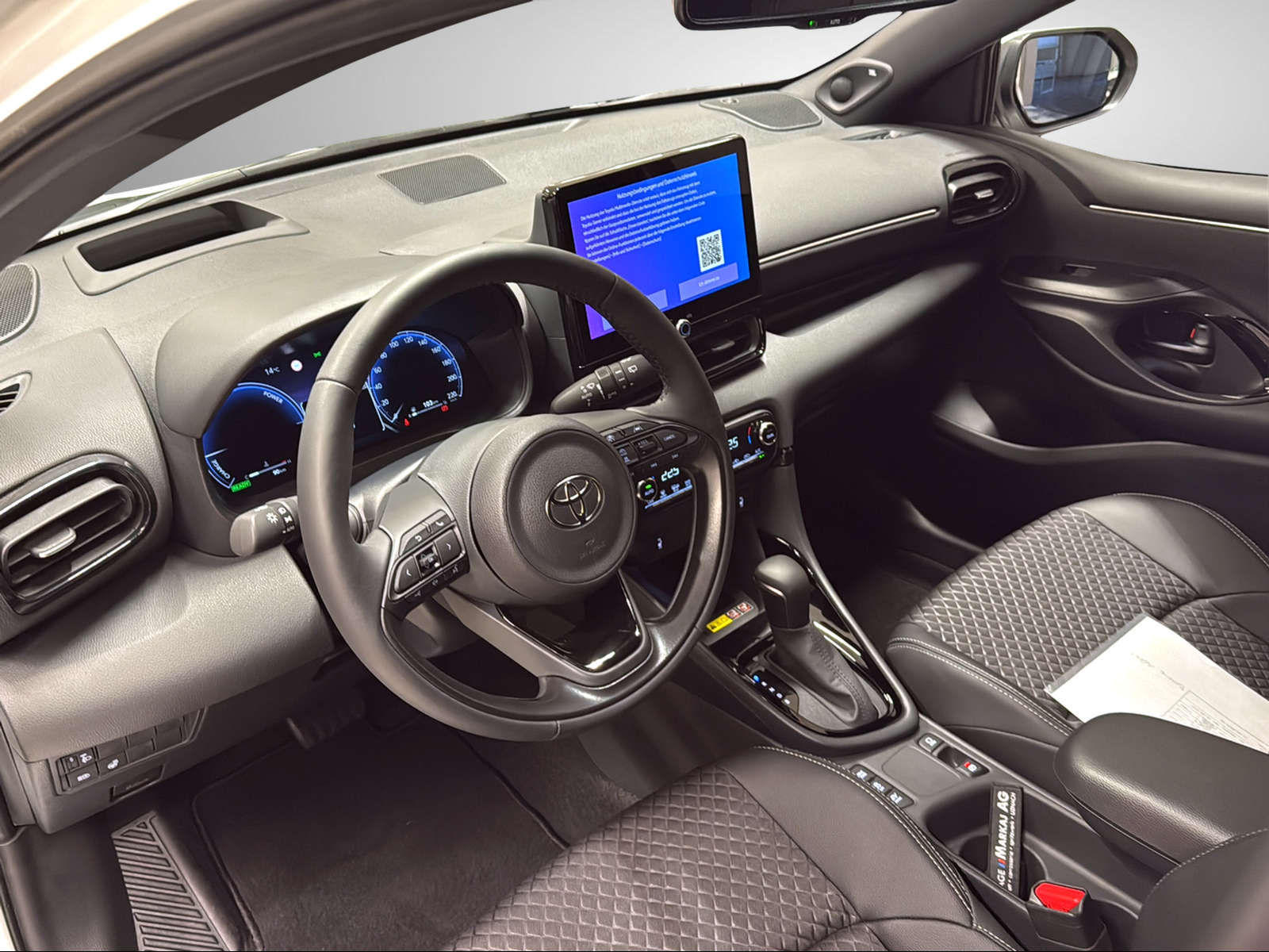 TOYOTA Yaris 1.5 Premium e-CVT-image-6