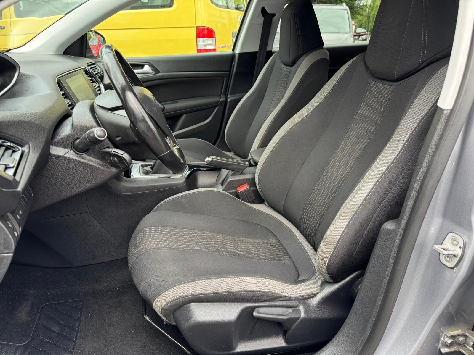 PEUGEOT 308 1.2 THP Allure-image-9