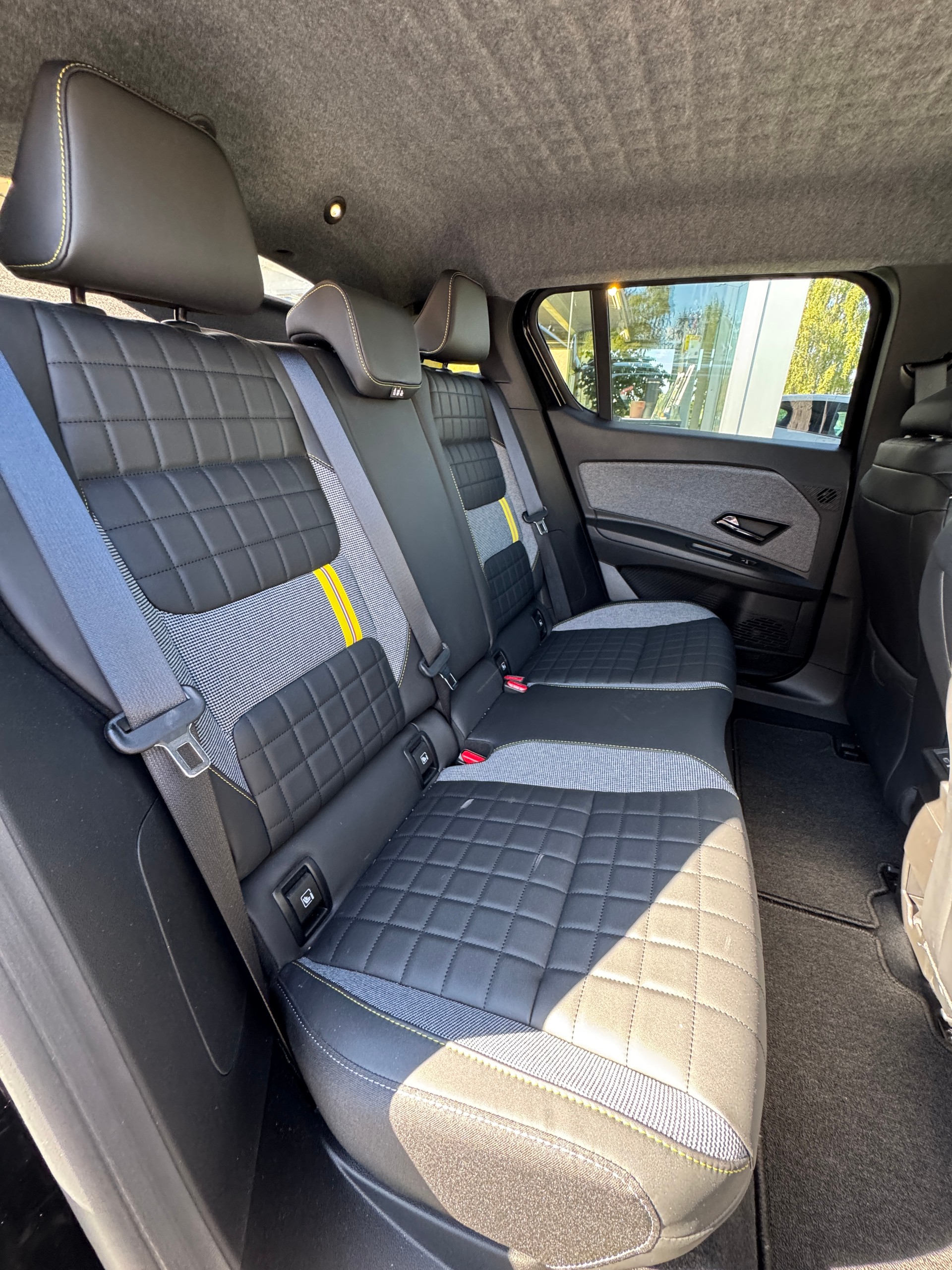 RENAULT R4 E-Tech Comfort Range 52 kWh Iconic-image-5