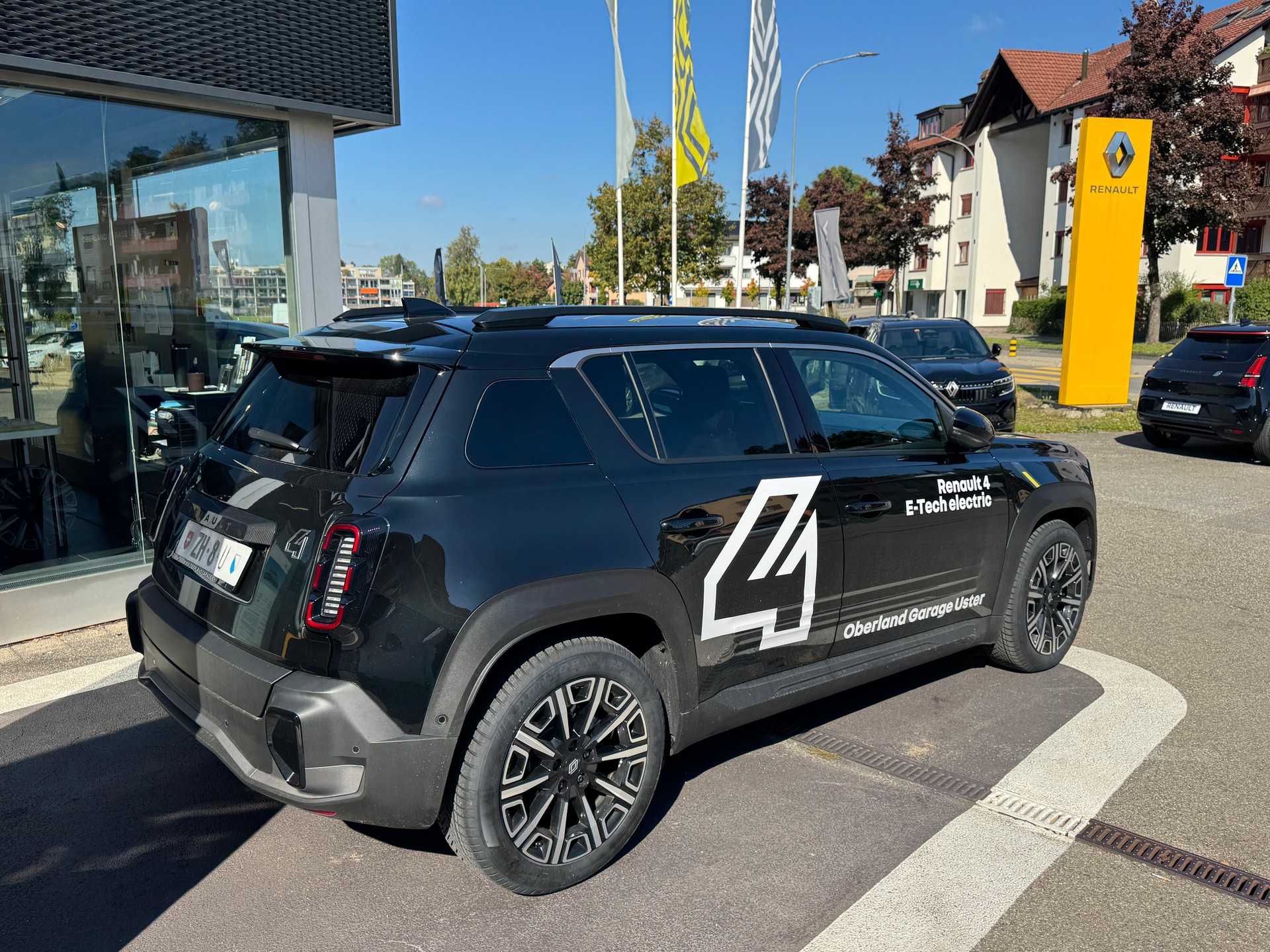 RENAULT R4 E-Tech Comfort Range 52 kWh Iconic-showroom-element-1