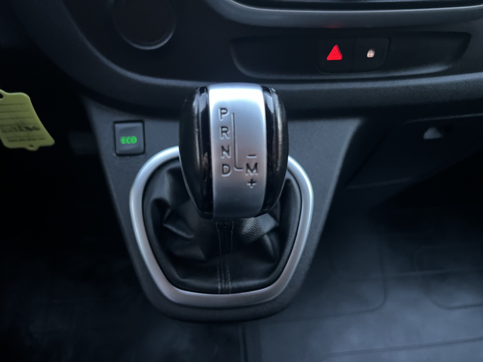 RENAULT Trafic 2.0 ENERGY dCi145 3.0t Business L1H1 A-image-25