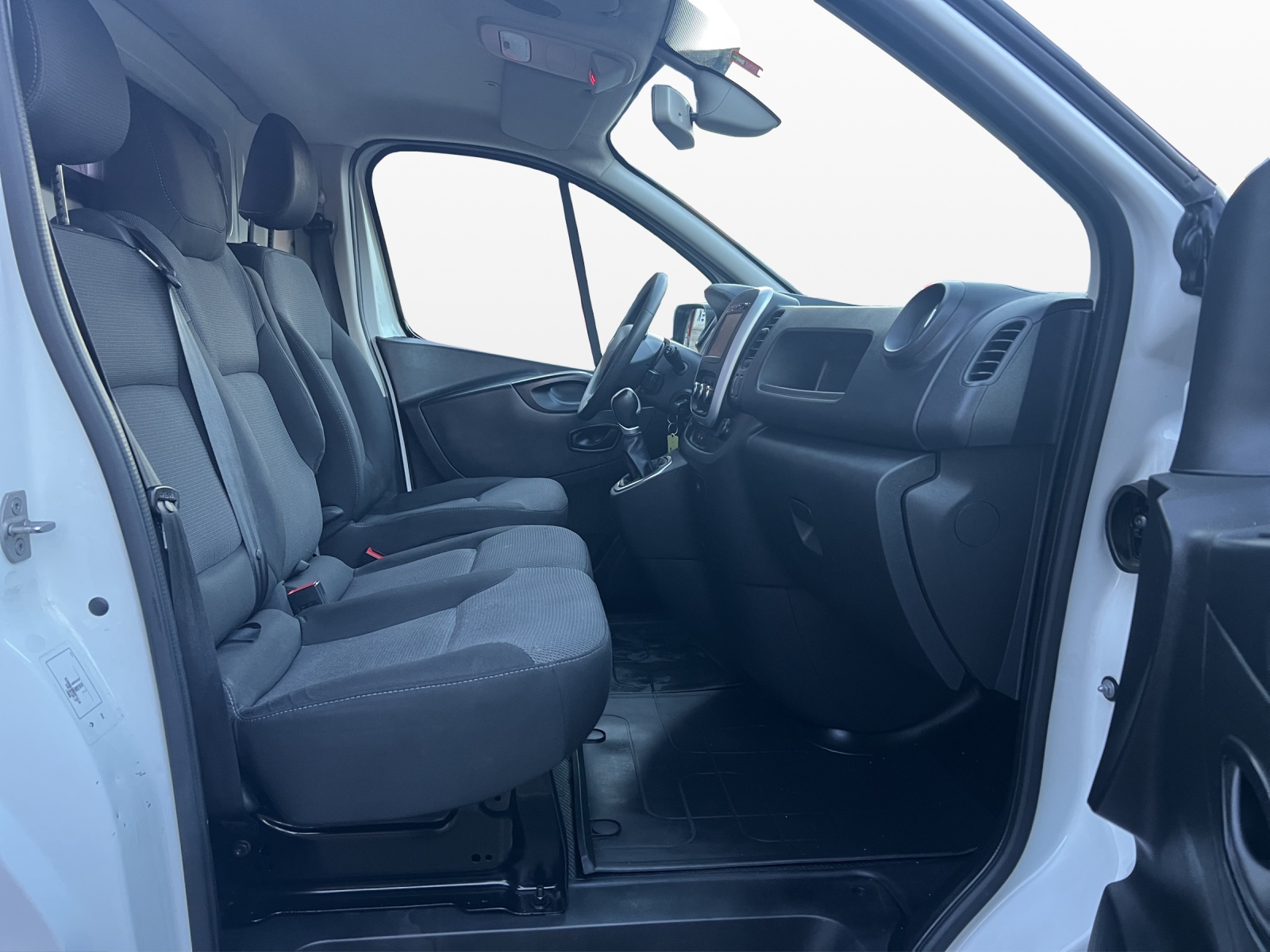 RENAULT Trafic 2.0 ENERGY dCi145 3.0t Business L1H1 A-image-14