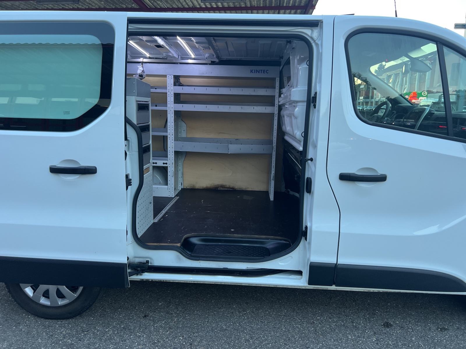 RENAULT Trafic 2.0 ENERGY dCi145 3.0t Business L1H1 A-image-17