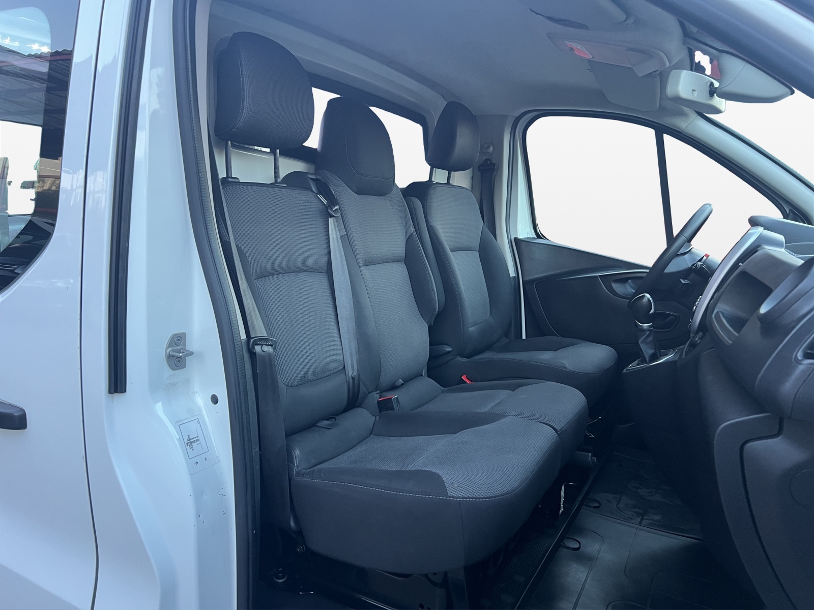RENAULT Trafic 2.0 ENERGY dCi145 3.0t Business L1H1 A-image-15