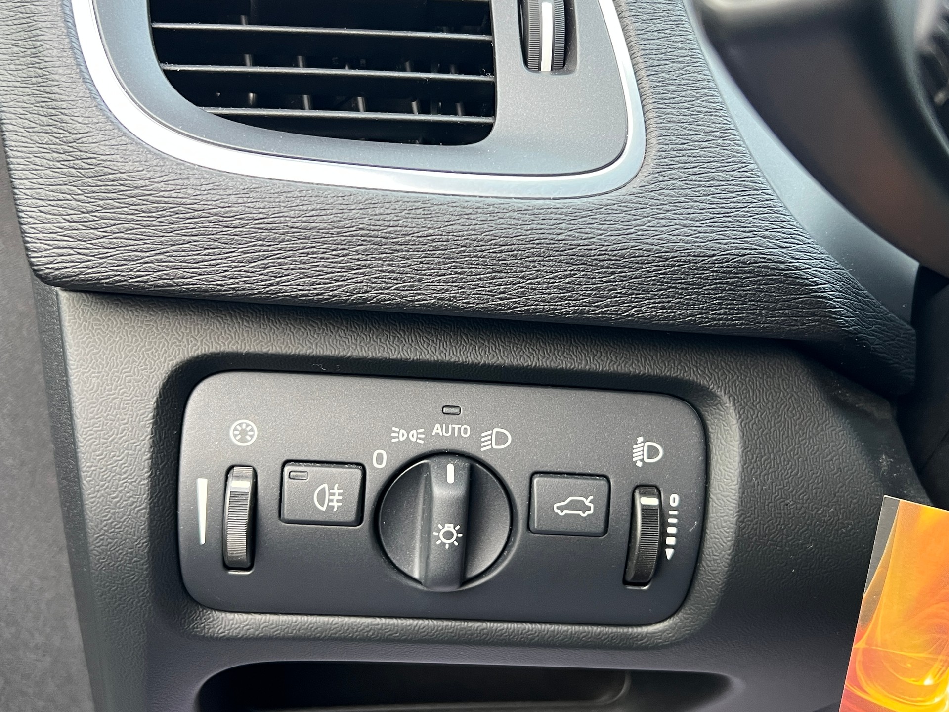 VOLVO V40 Cross Country D2 Momentum-image-14