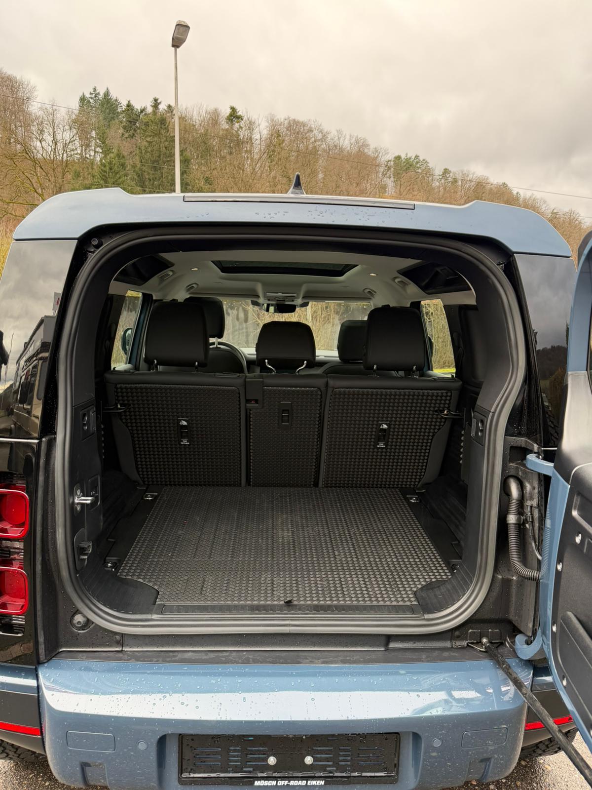 LAND ROVER Defender 110 P400 I6 X 3.0 AT8-image-6