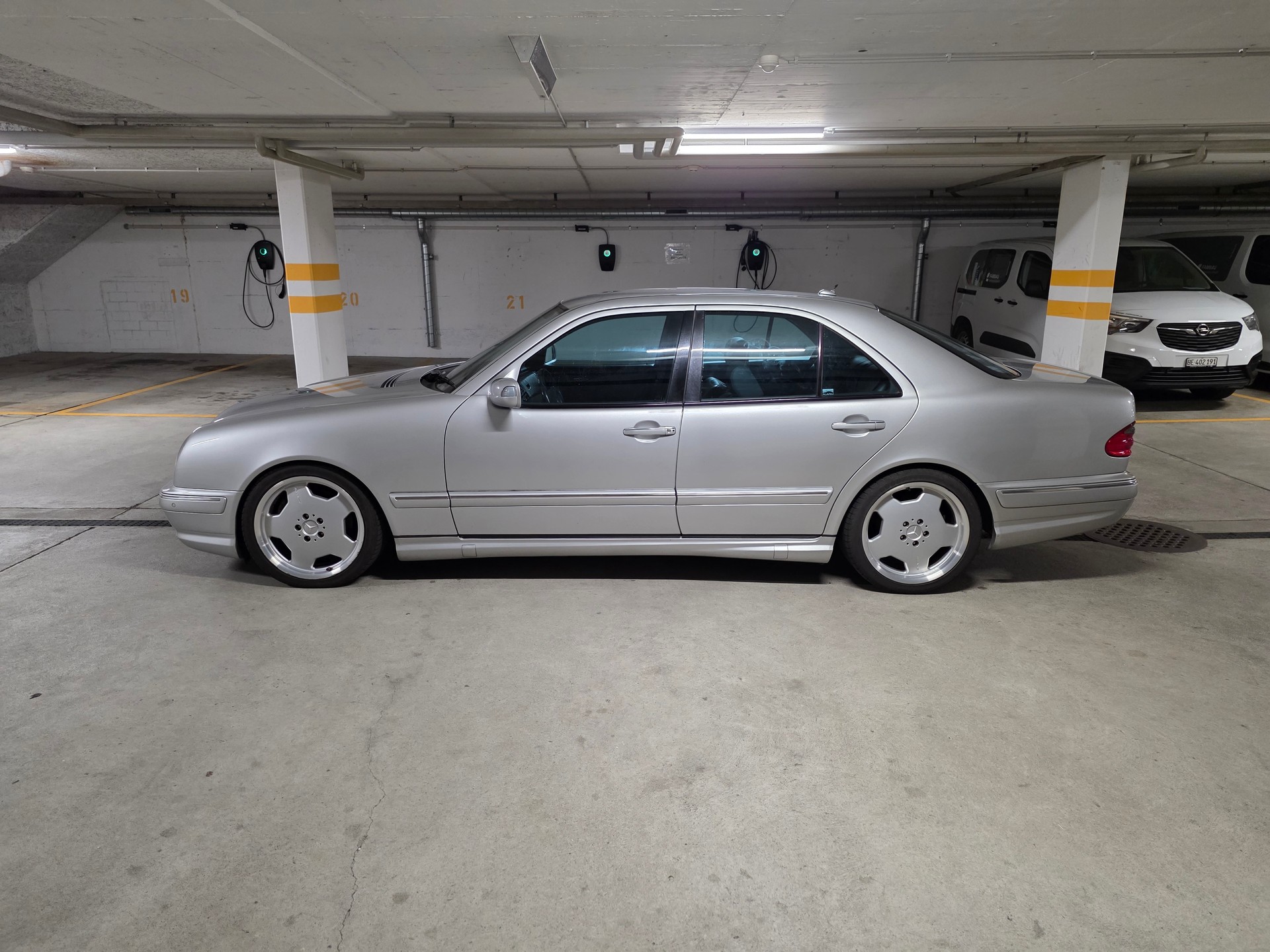 MERCEDES-BENZ E 55 AMG Avantgarde Automatic-image-1