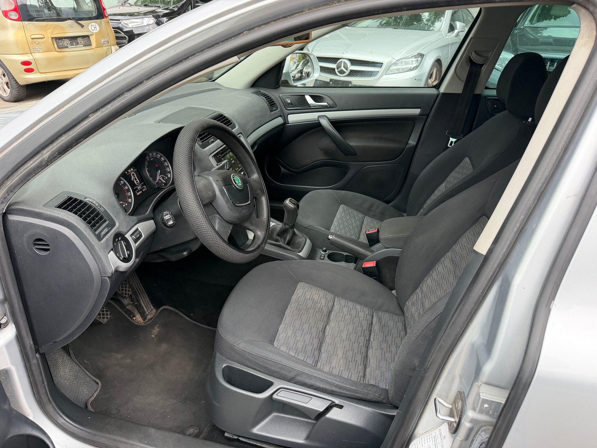 SKODA Octavia Combi 1.6 TDI Elegance-image-9