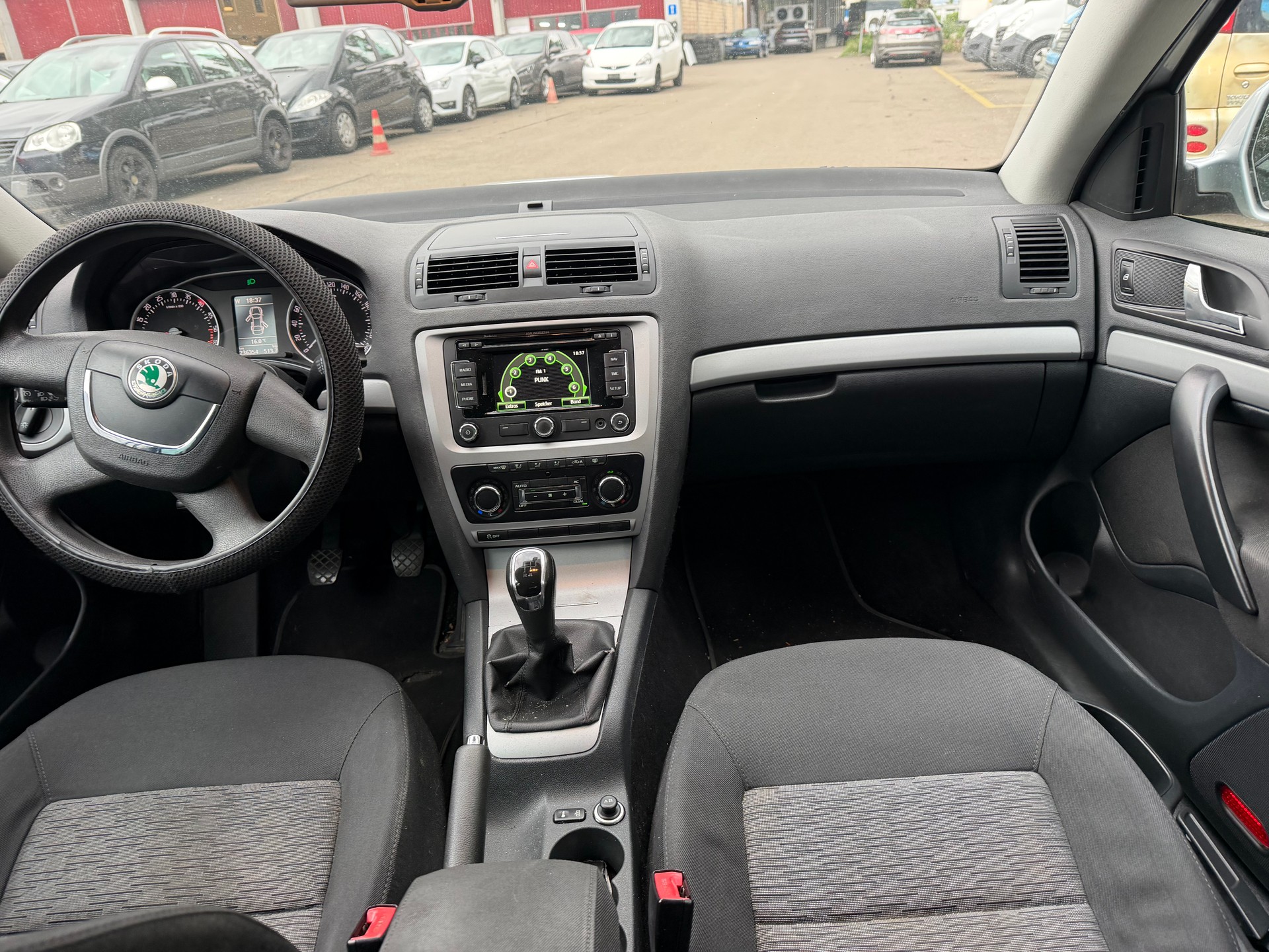 SKODA Octavia Combi 1.6 TDI Elegance-image-8