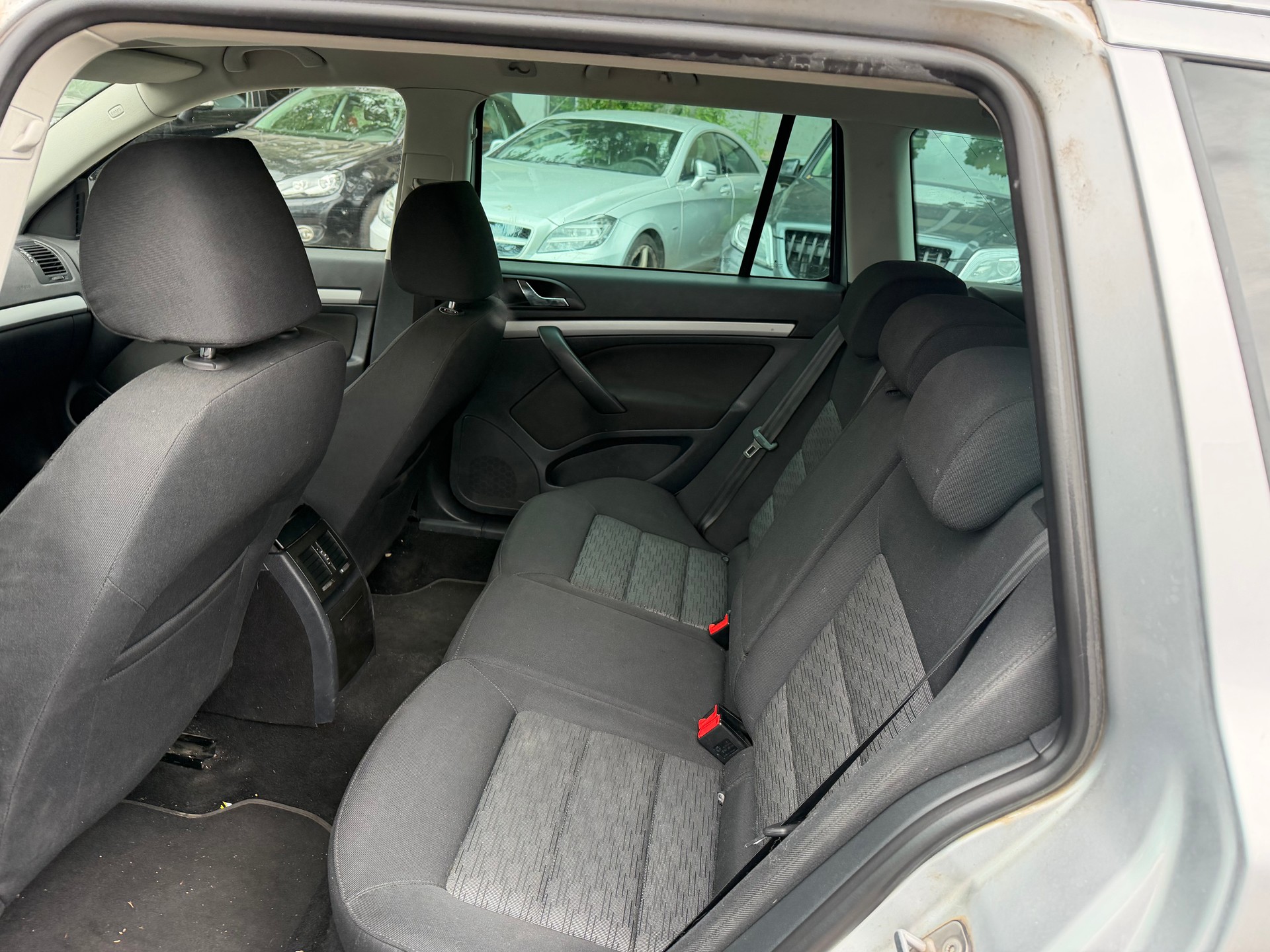SKODA Octavia Combi 1.6 TDI Elegance-image-10