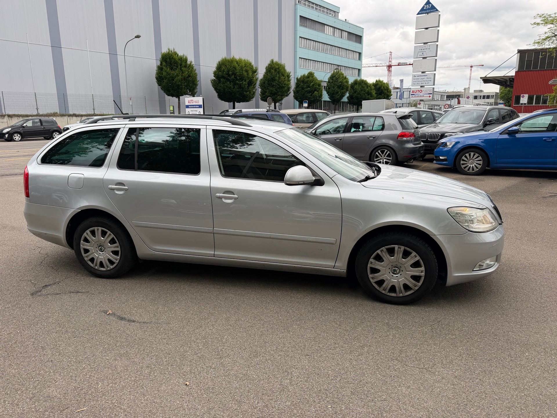SKODA Octavia Combi 1.6 TDI Elegance-image-4
