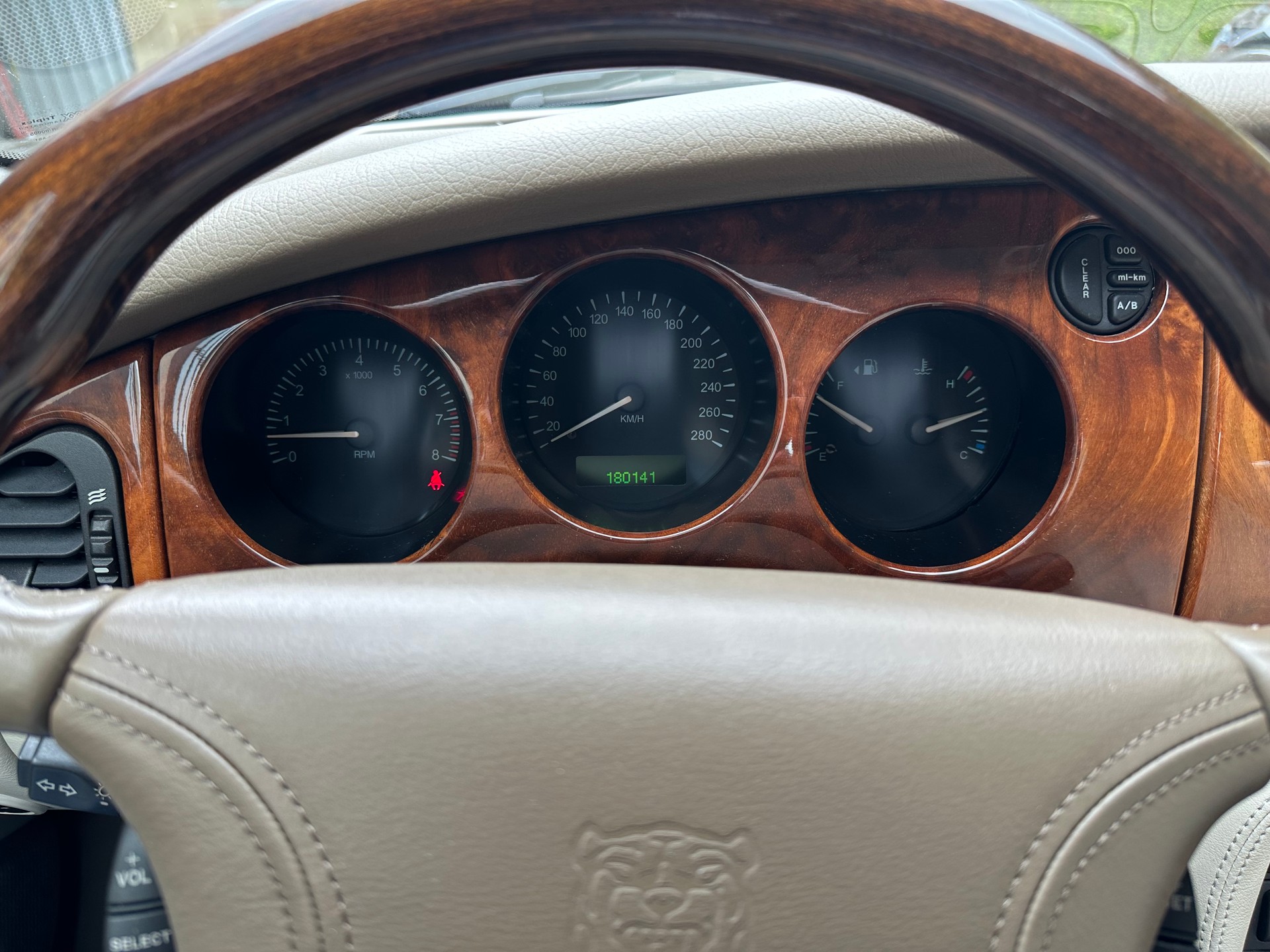 JAGUAR XK8 4.0-image-11