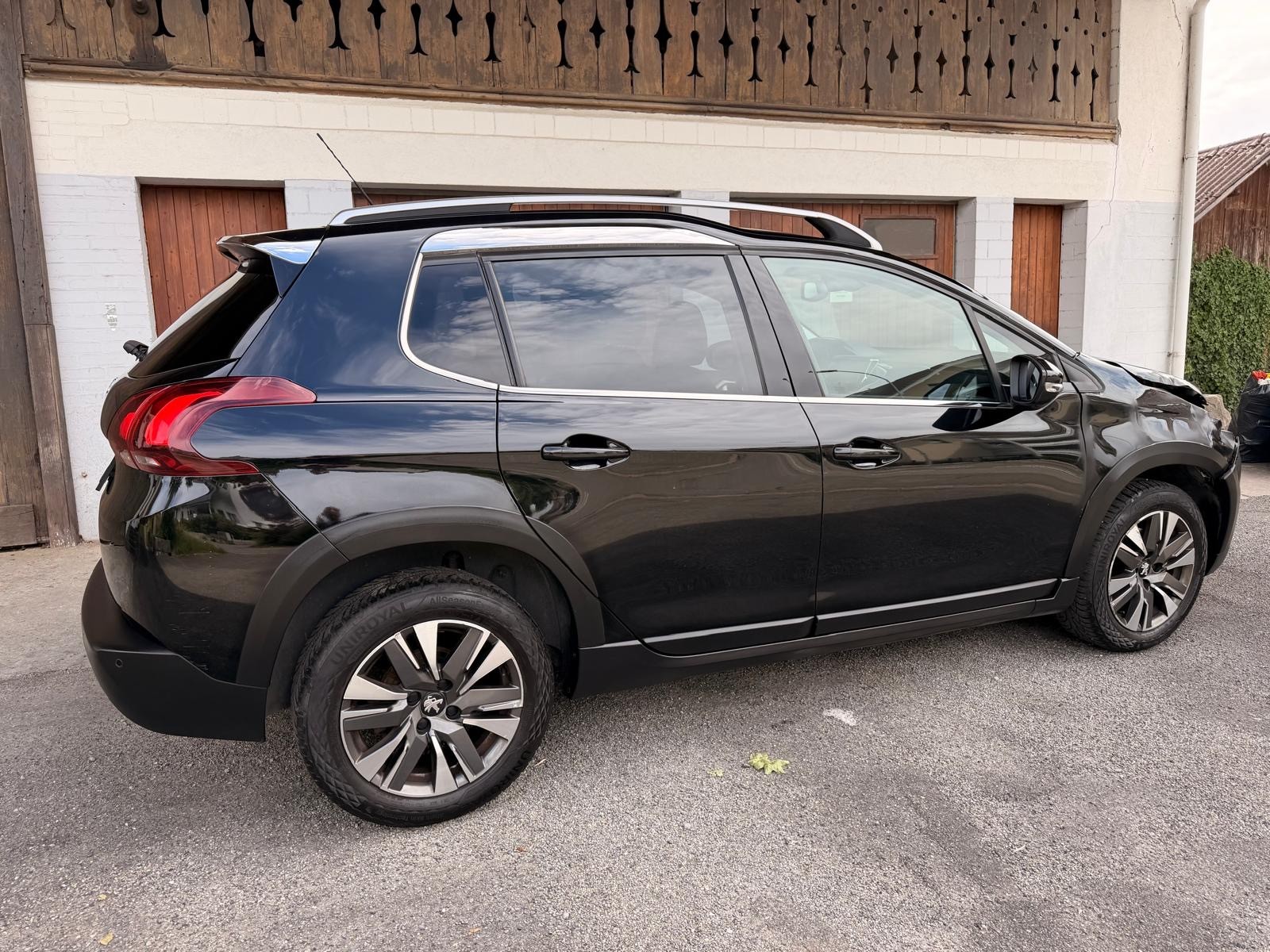 PEUGEOT 2008 1.2 PureTech Allurre EAT6-image-5