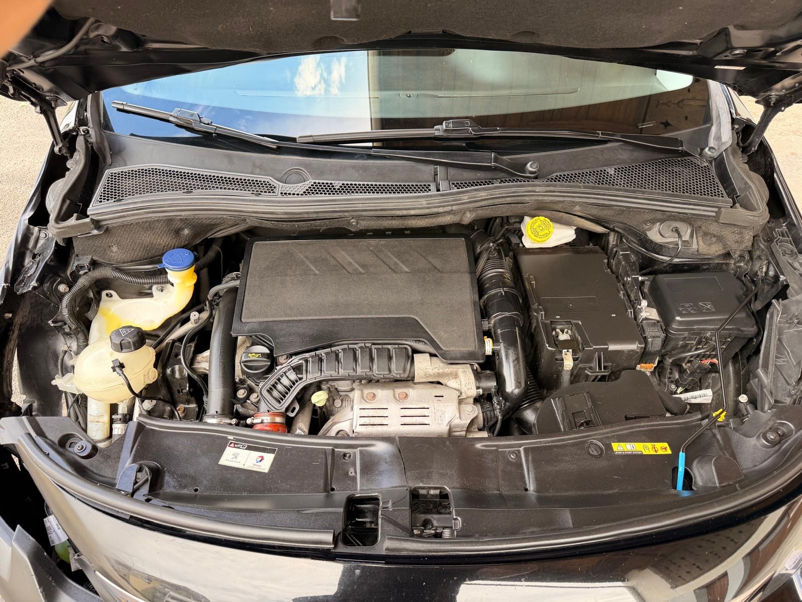 PEUGEOT 2008 1.2 PureTech Allurre EAT6-image-8