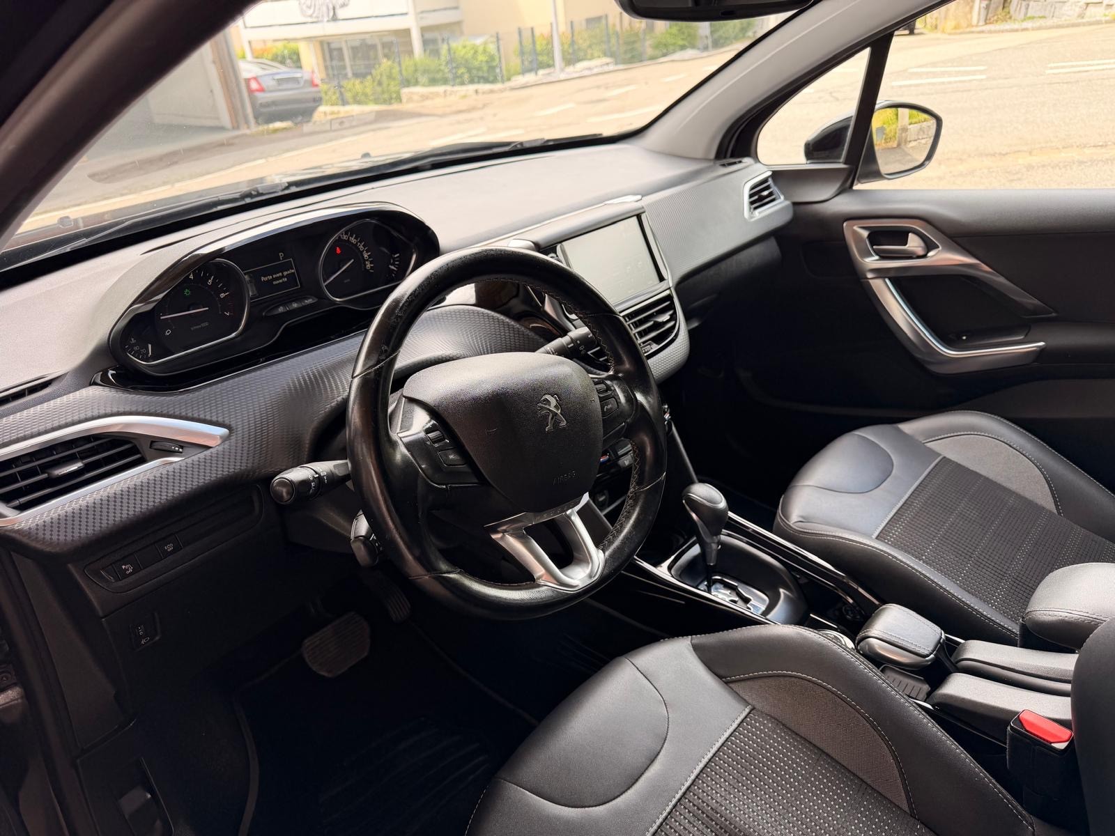 PEUGEOT 2008 1.2 PureTech Allurre EAT6-image-9