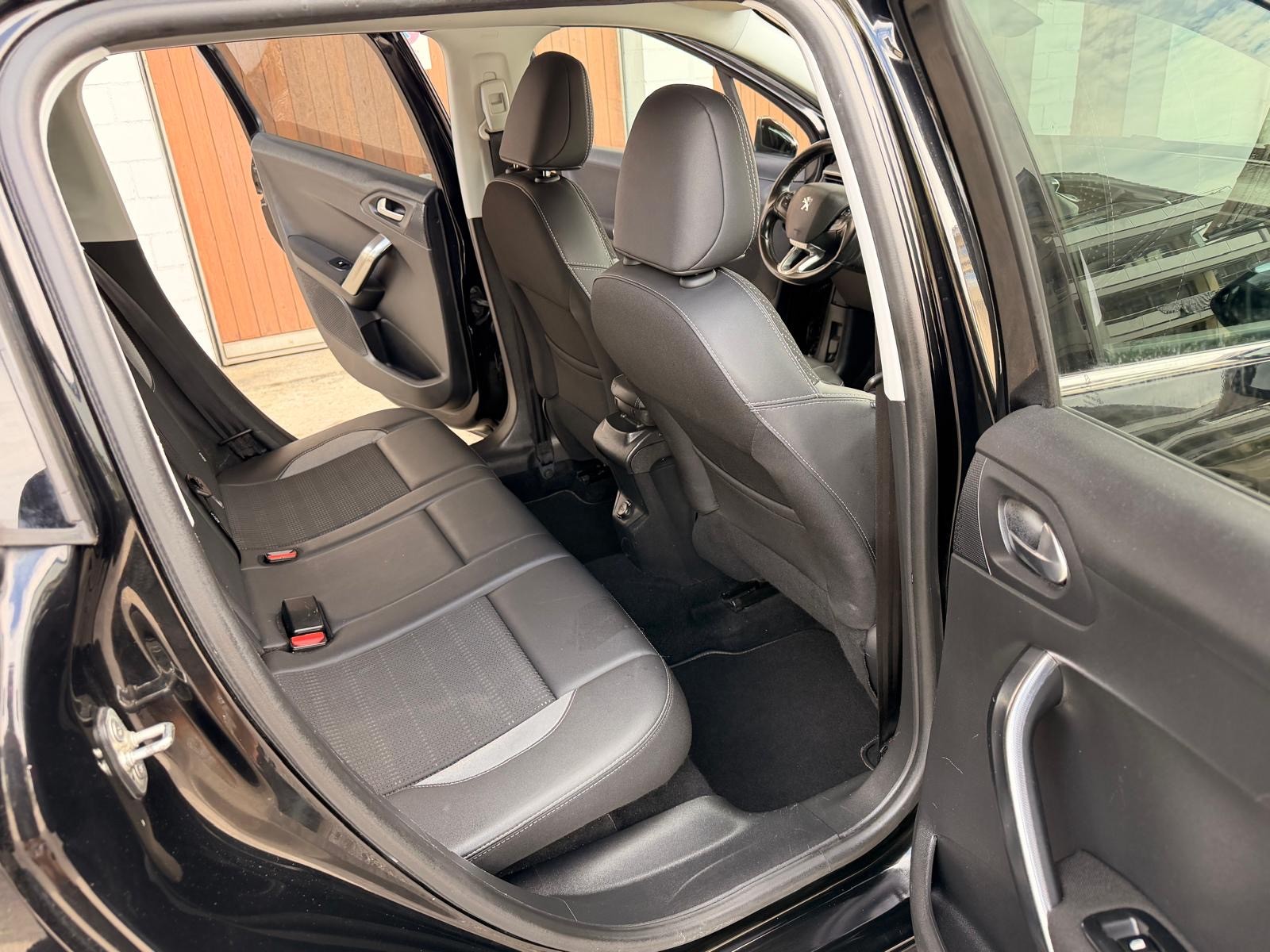 PEUGEOT 2008 1.2 PureTech Allurre EAT6-image-11