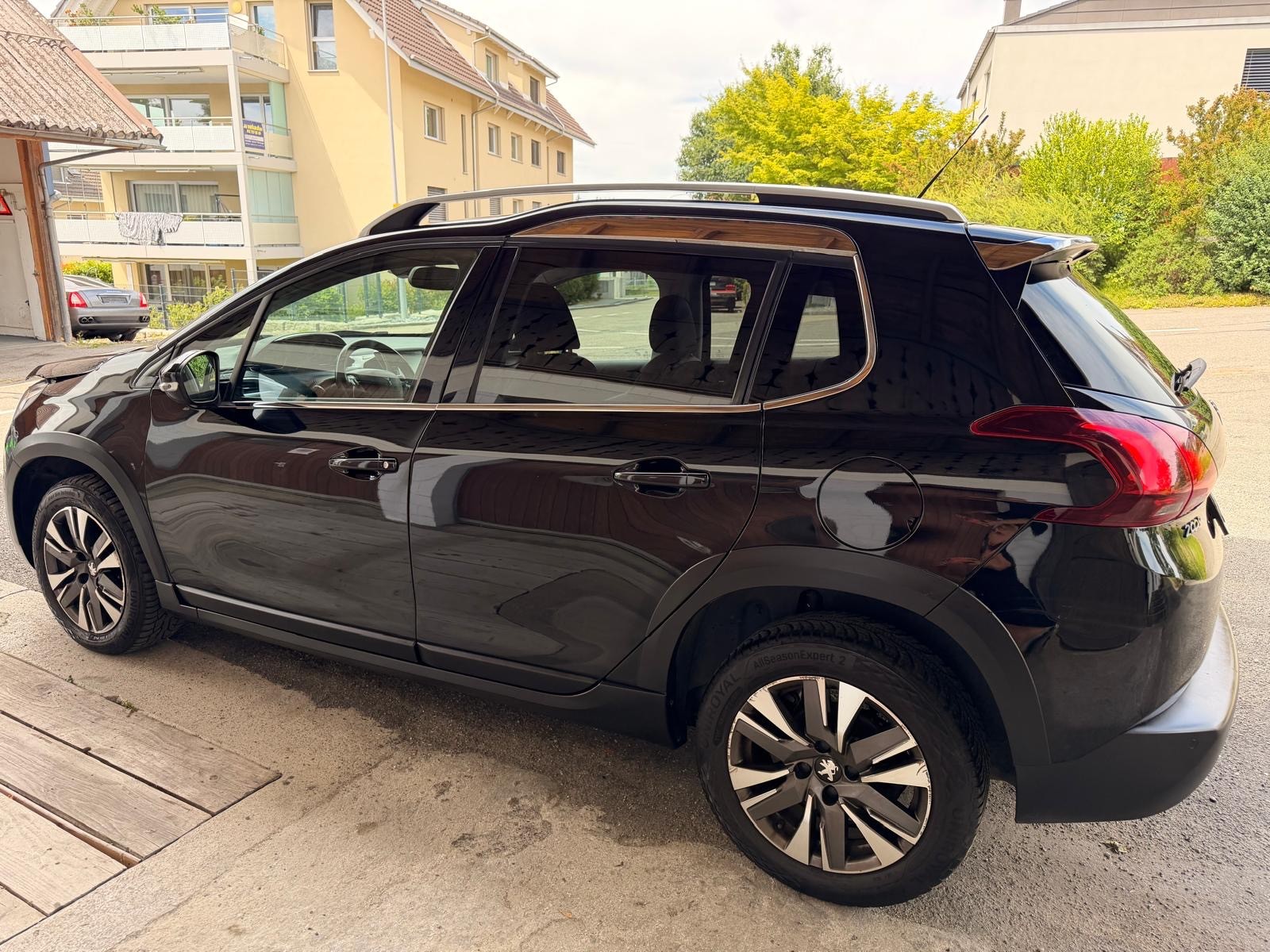 PEUGEOT 2008 1.2 PureTech Allurre EAT6-image-2