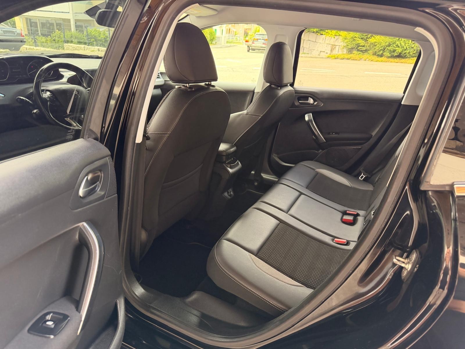 PEUGEOT 2008 1.2 PureTech Allurre EAT6-image-10