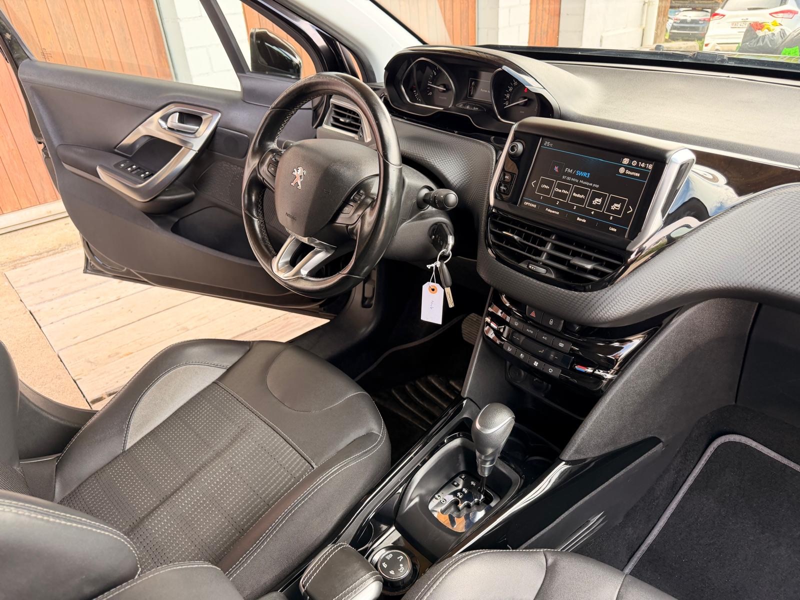 PEUGEOT 2008 1.2 PureTech Allurre EAT6-image-13