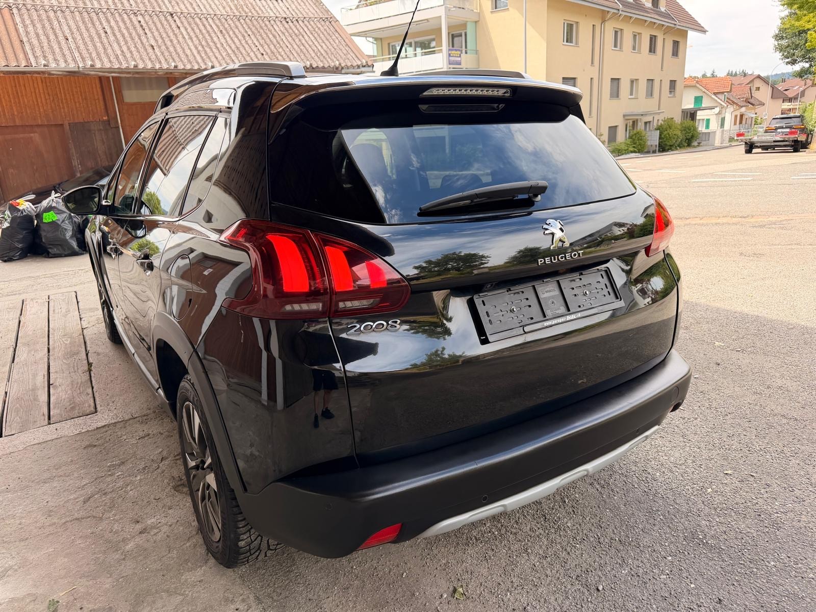 PEUGEOT 2008 1.2 PureTech Allurre EAT6-image-3