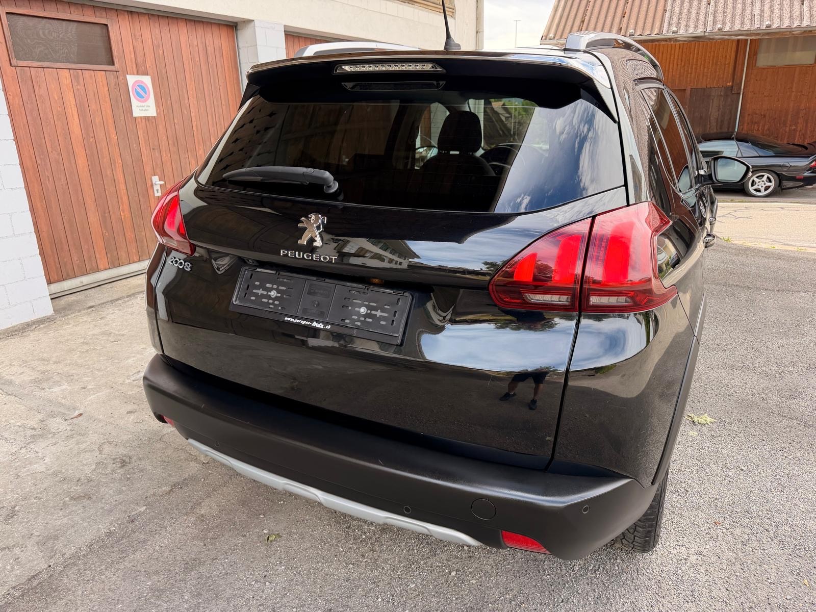 PEUGEOT 2008 1.2 PureTech Allurre EAT6-image-4