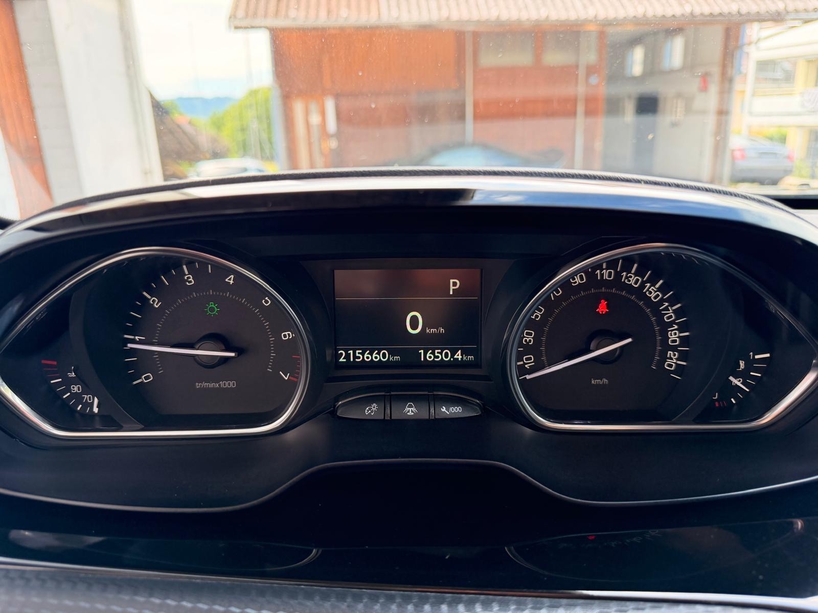 PEUGEOT 2008 1.2 PureTech Allurre EAT6-image-15