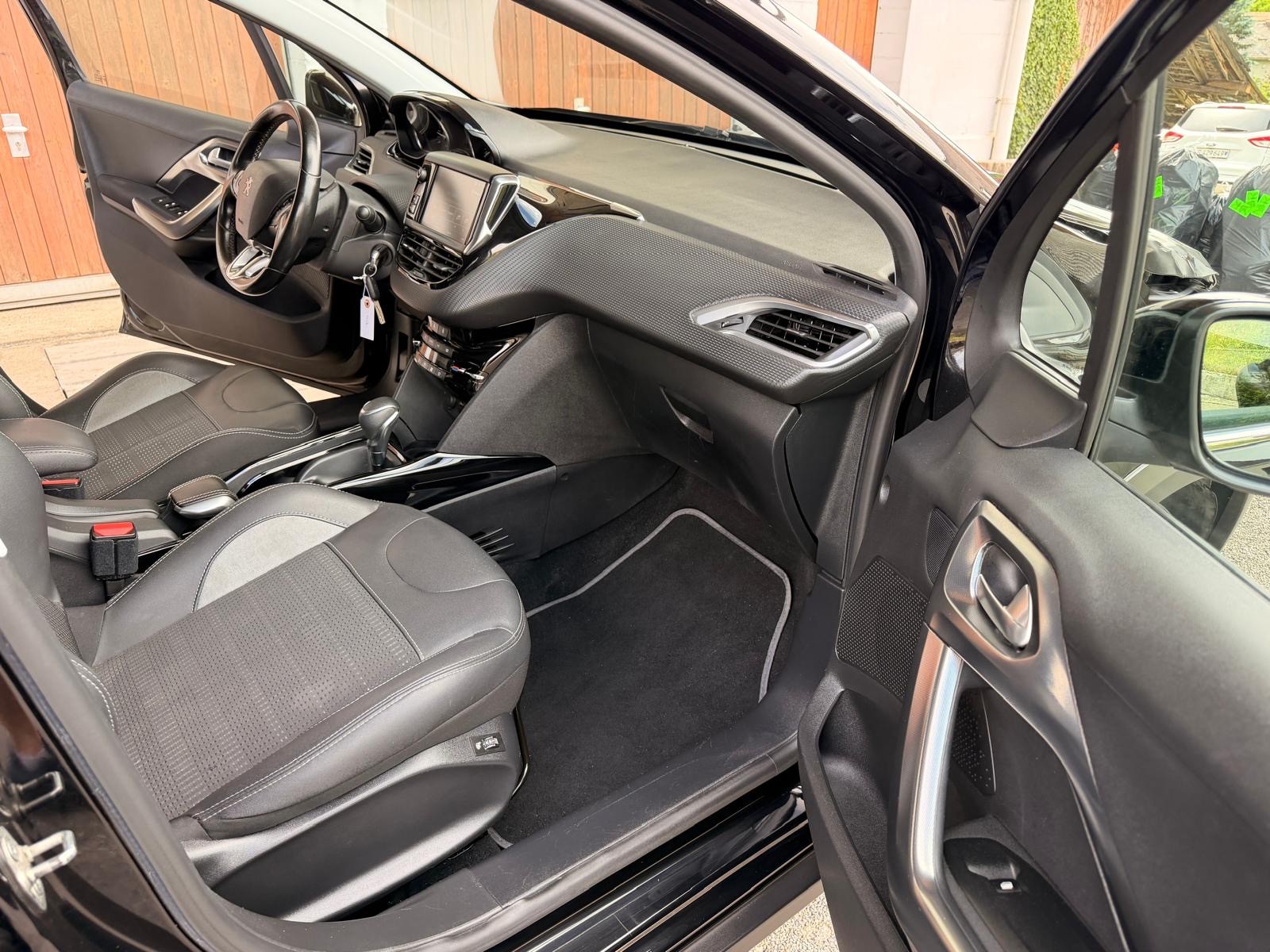 PEUGEOT 2008 1.2 PureTech Allurre EAT6-image-12