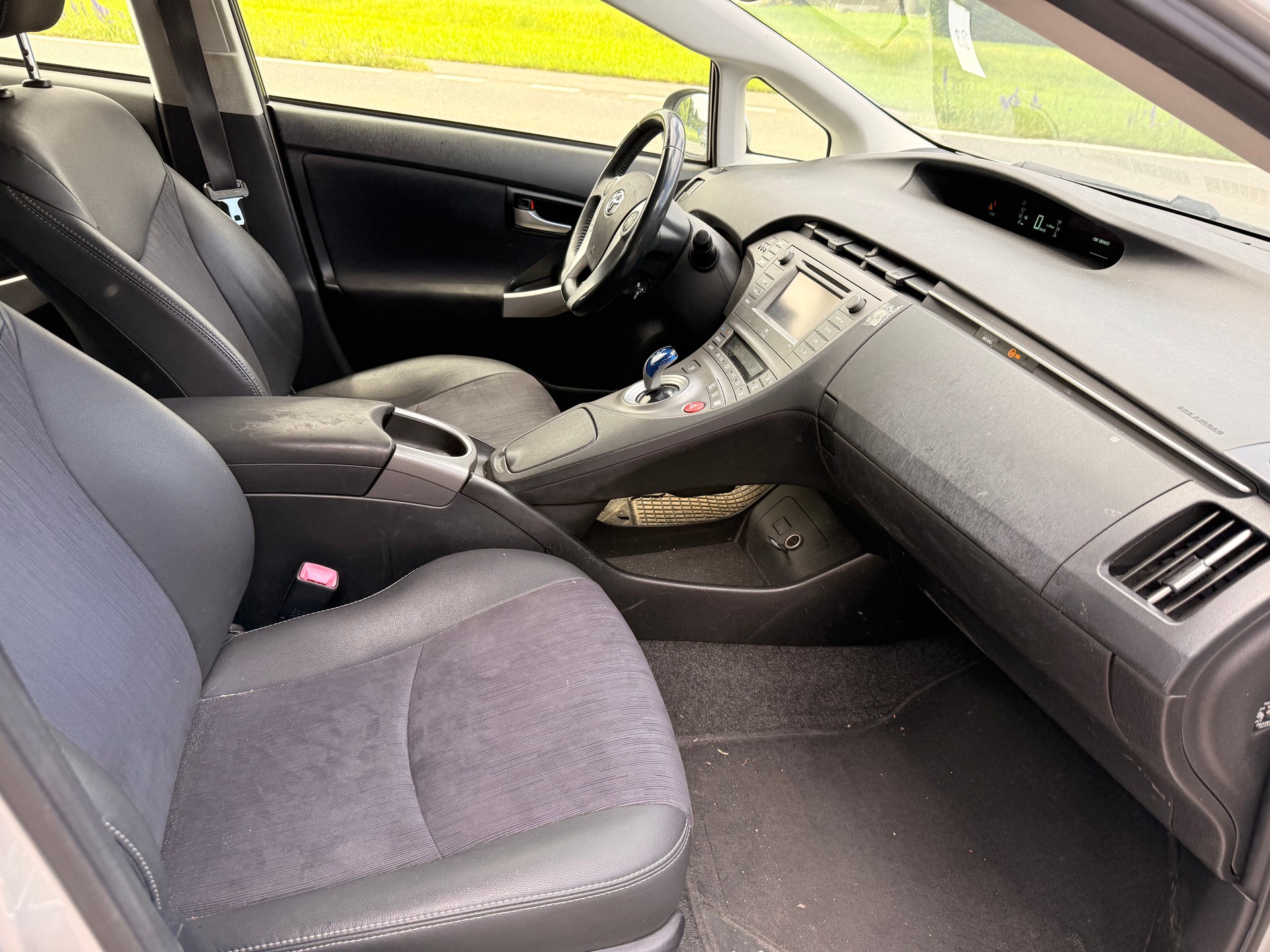 TOYOTA Prius 1.8 16V HSD Luna-image-10