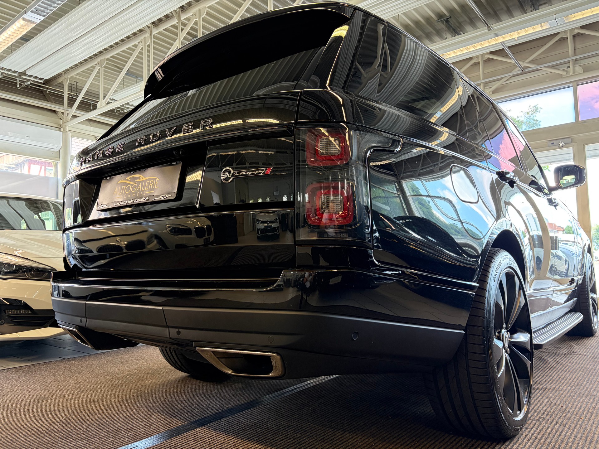 LAND ROVER Range Rover 5.0 V8 S/C SV AB Dynamic | CH | ALL BLACK | Fond Entertain 10" Multimedia | Standheiz. | Pano | HeadUp | Kühlbox |-image-32