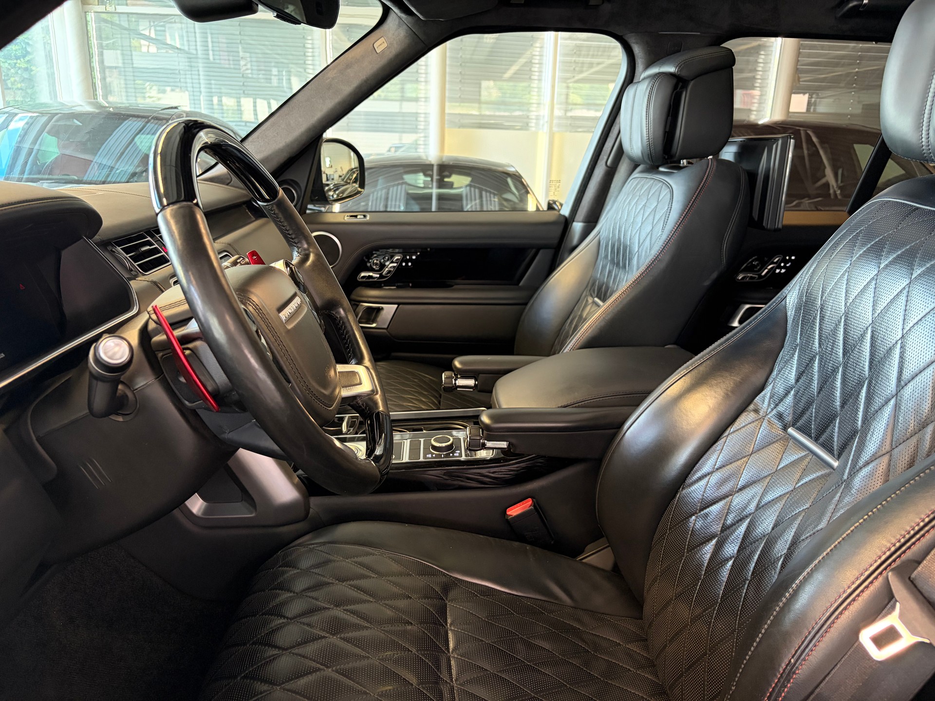LAND ROVER Range Rover 5.0 V8 S/C SV AB Dynamic | CH | ALL BLACK | Fond Entertain 10" Multimedia | Standheiz. | Pano | HeadUp | Kühlbox |-image-11
