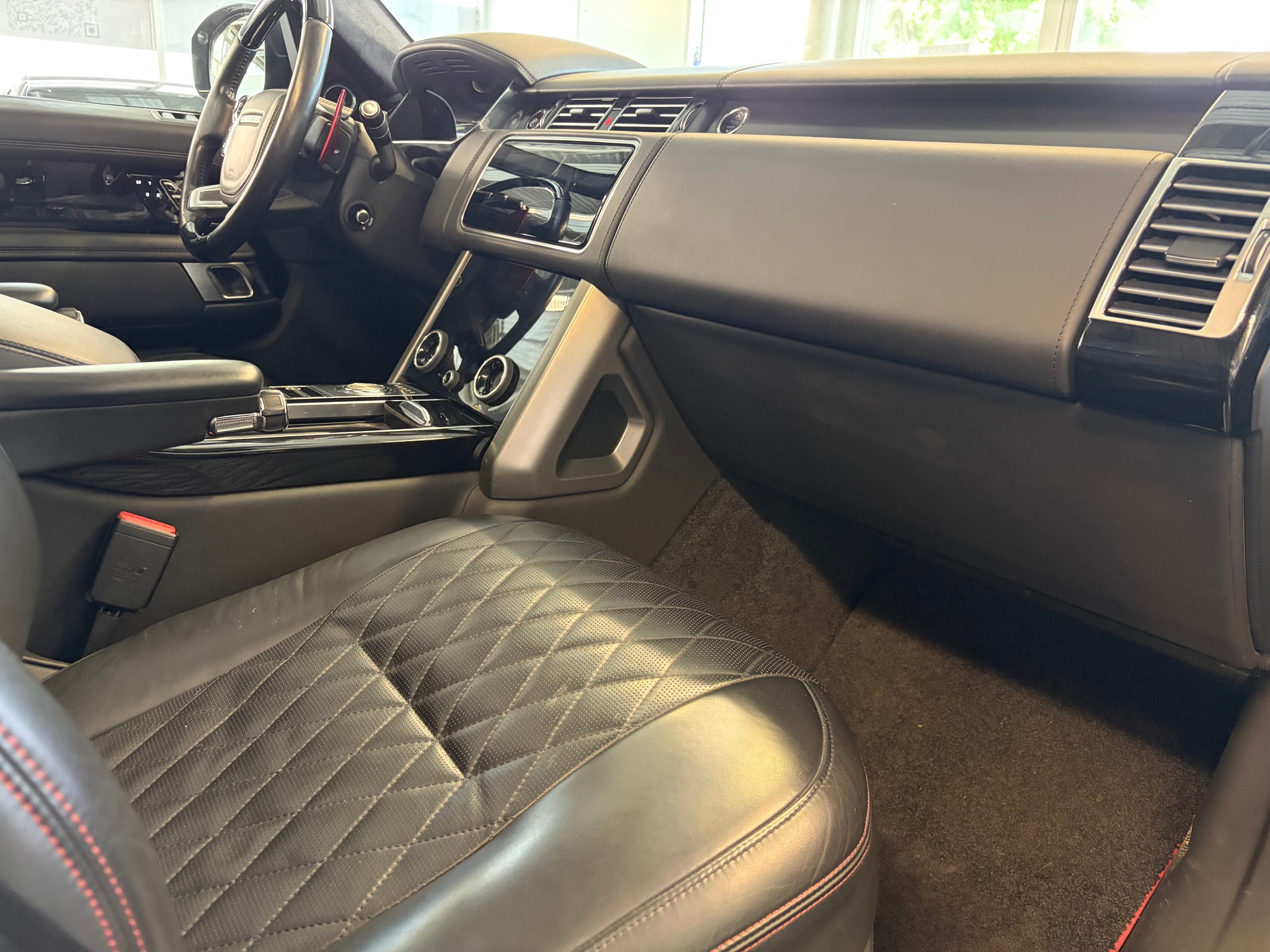 LAND ROVER Range Rover 5.0 V8 S/C SV AB Dynamic | CH | ALL BLACK | Fond Entertain 10" Multimedia | Standheiz. | Pano | HeadUp | Kühlbox |-image-36