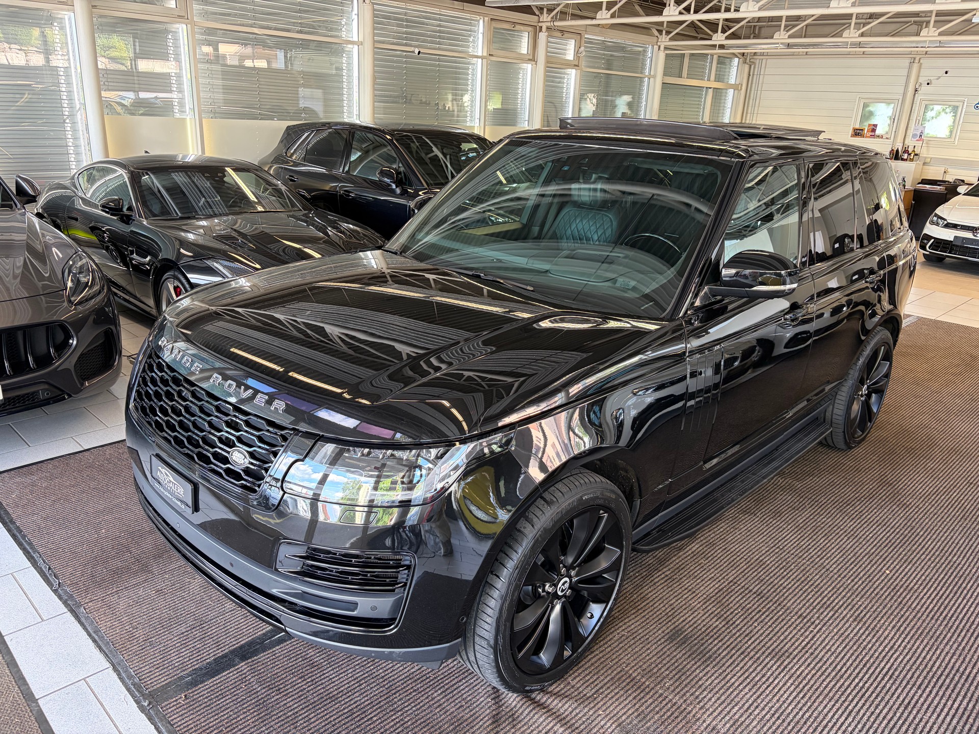 LAND ROVER Range Rover 5.0 V8 S/C SV AB Dynamic | CH | ALL BLACK | Fond Entertain 10" Multimedia | Standheiz. | Pano | HeadUp | Kühlbox |-image-43