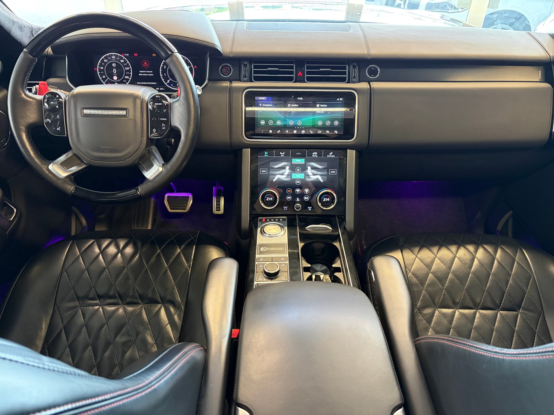 LAND ROVER Range Rover 5.0 V8 S/C SV AB Dynamic | CH | ALL BLACK | Fond Entertain 10" Multimedia | Standheiz. | Pano | HeadUp | Kühlbox |-image-13