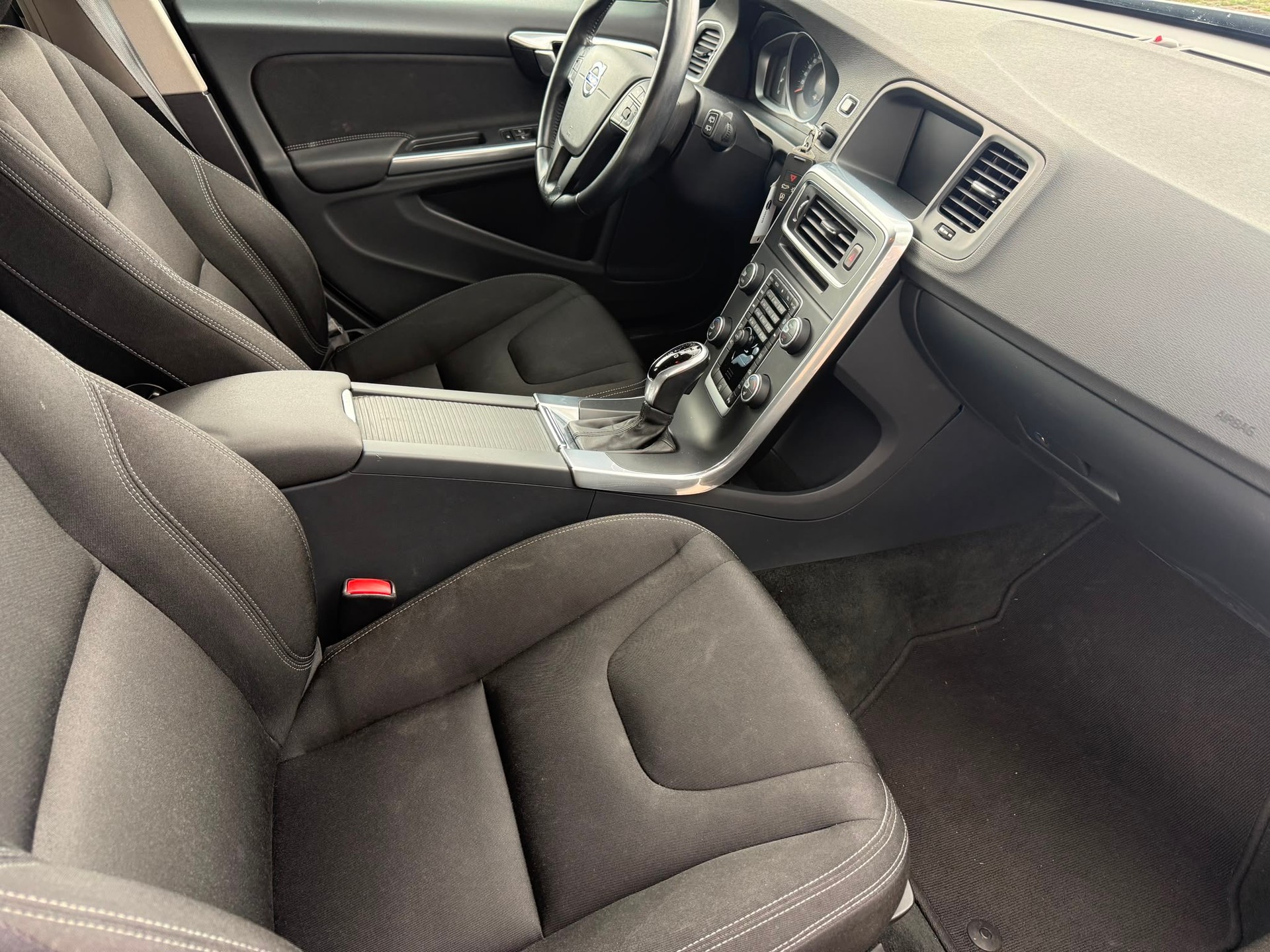 VOLVO V60 D4 Geartronic-image-17