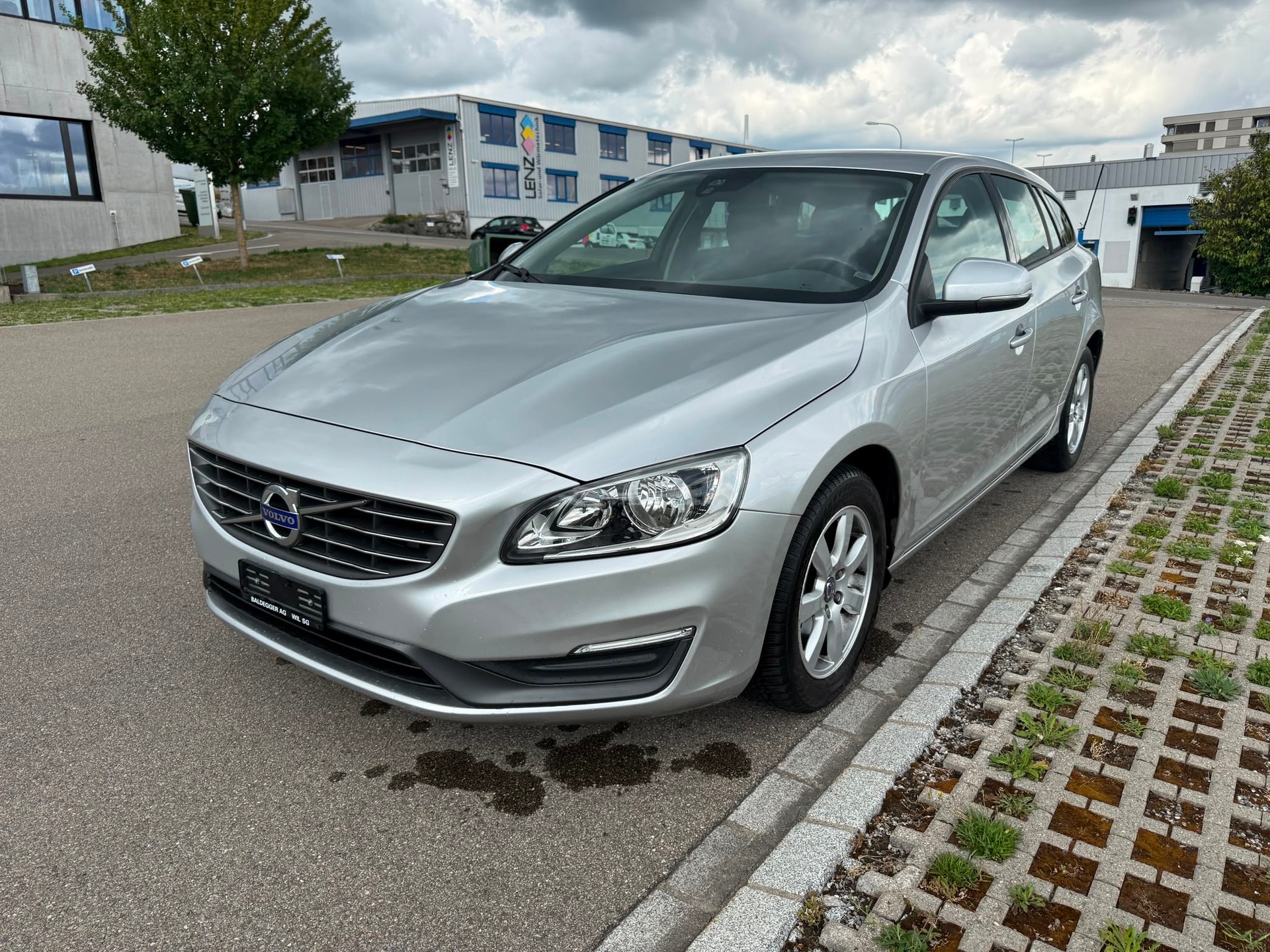 VOLVO V60 D4 Geartronic-showroom-element-2