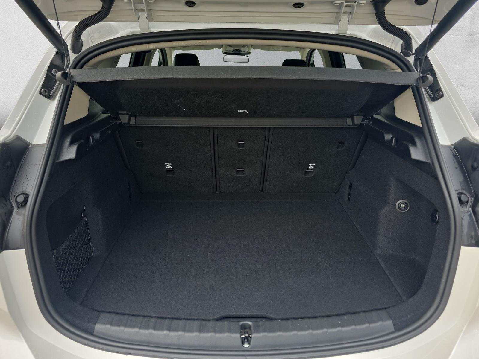 BMW 218i Active Tourer-image-9