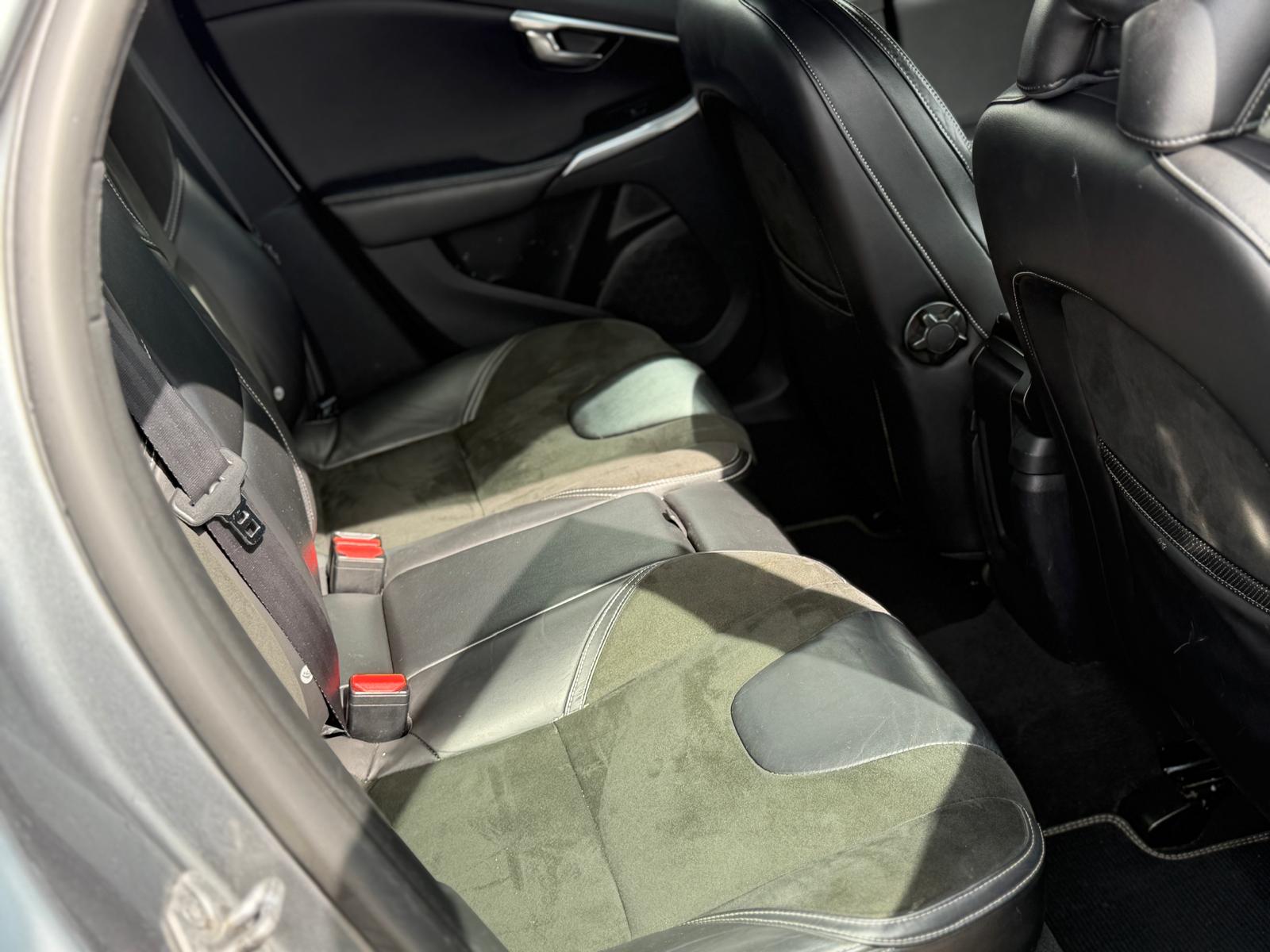 VOLVO V40 T4 Momentum Powershift-image-11