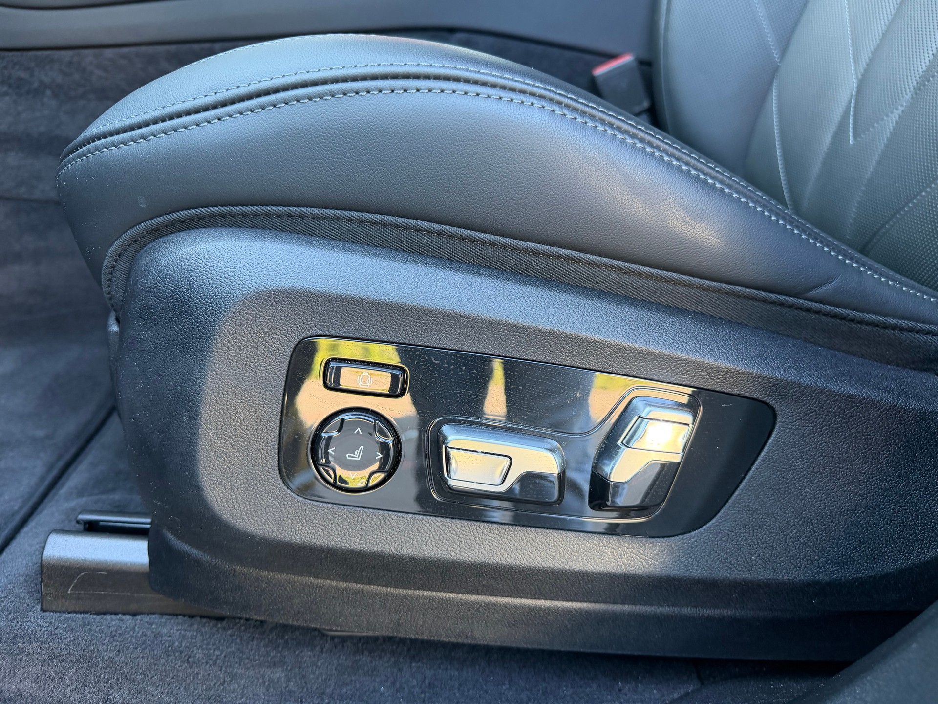 BMW XM xDrive 50e PHEV Steptronic-image-15