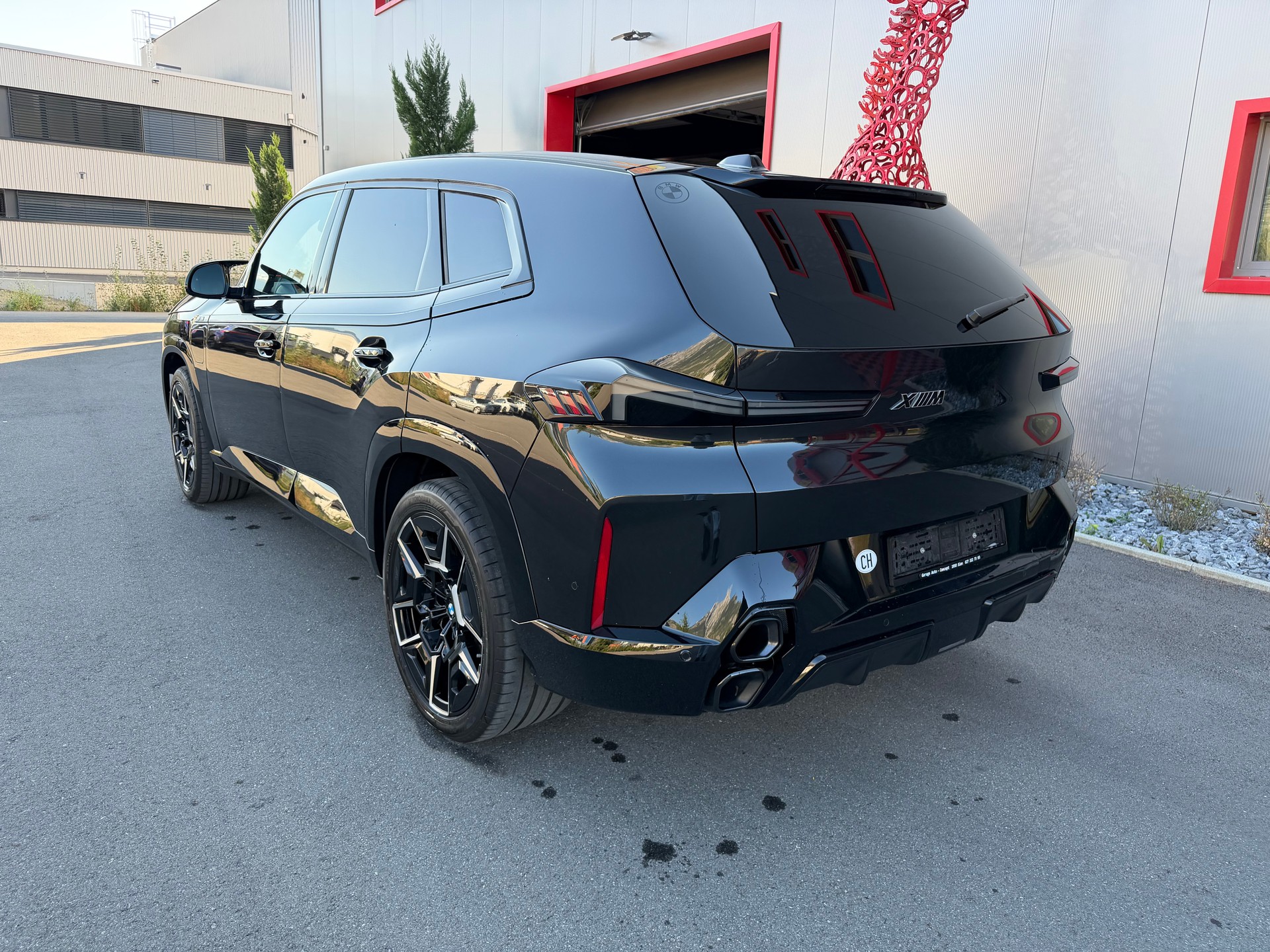 BMW XM xDrive 50e PHEV Steptronic-image-4