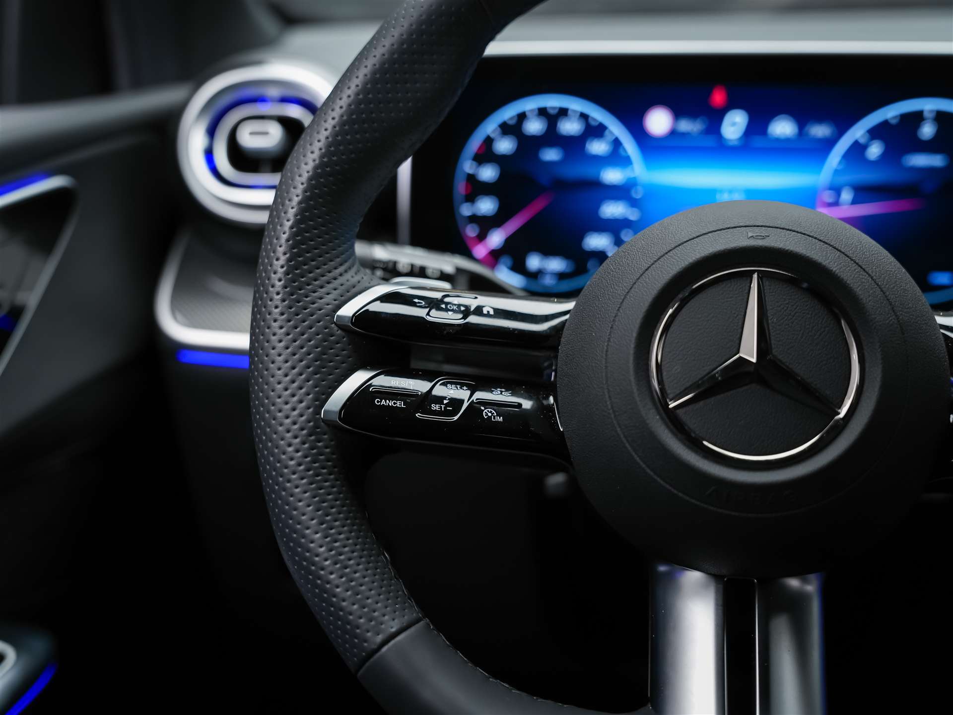 MERCEDES-BENZ GLC 300 d AMG Line 4matic *Werksgarantie*Digital Light*360°Kamera*-image-26