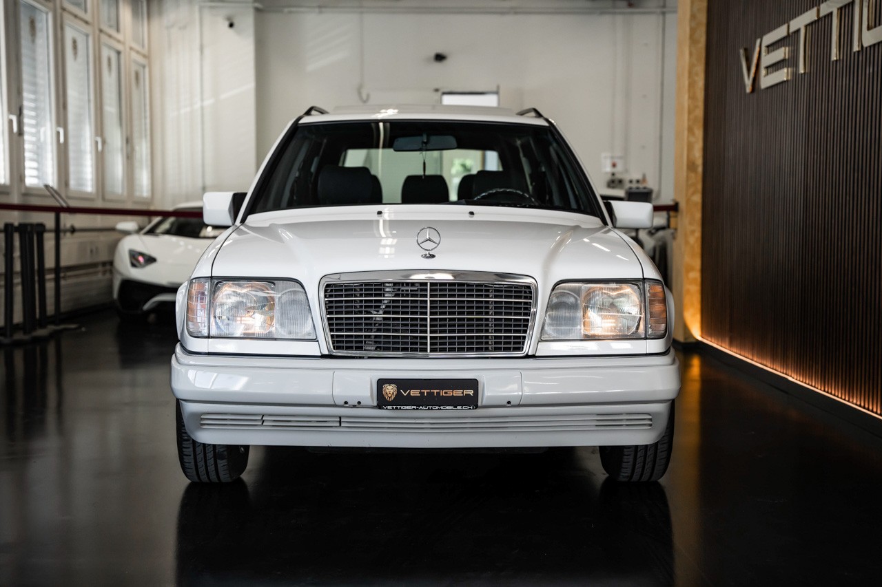 MERCEDES-BENZ E 220-showroom-element-1