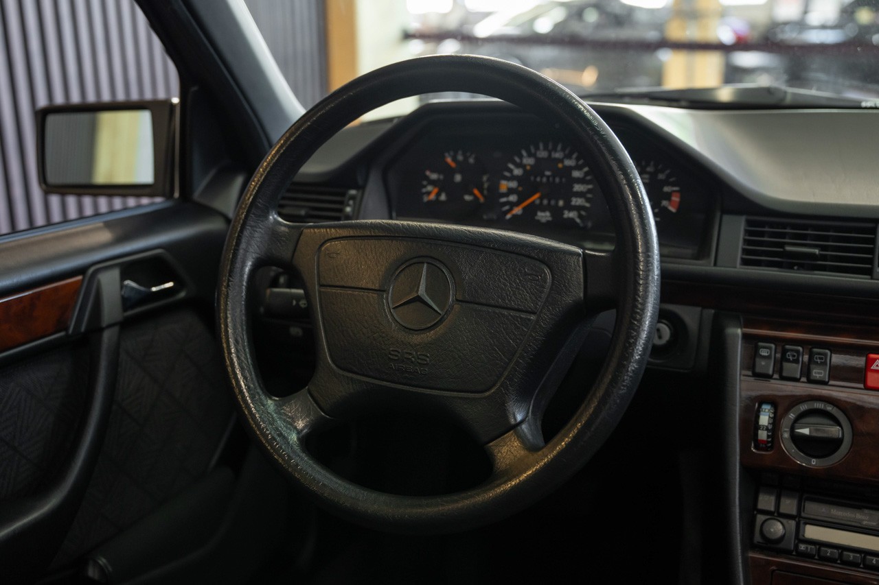 MERCEDES-BENZ E 220-image-25