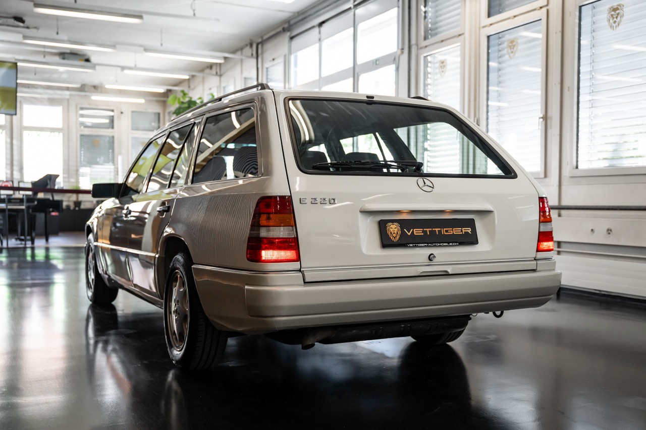MERCEDES-BENZ E 220-showroom-element-3