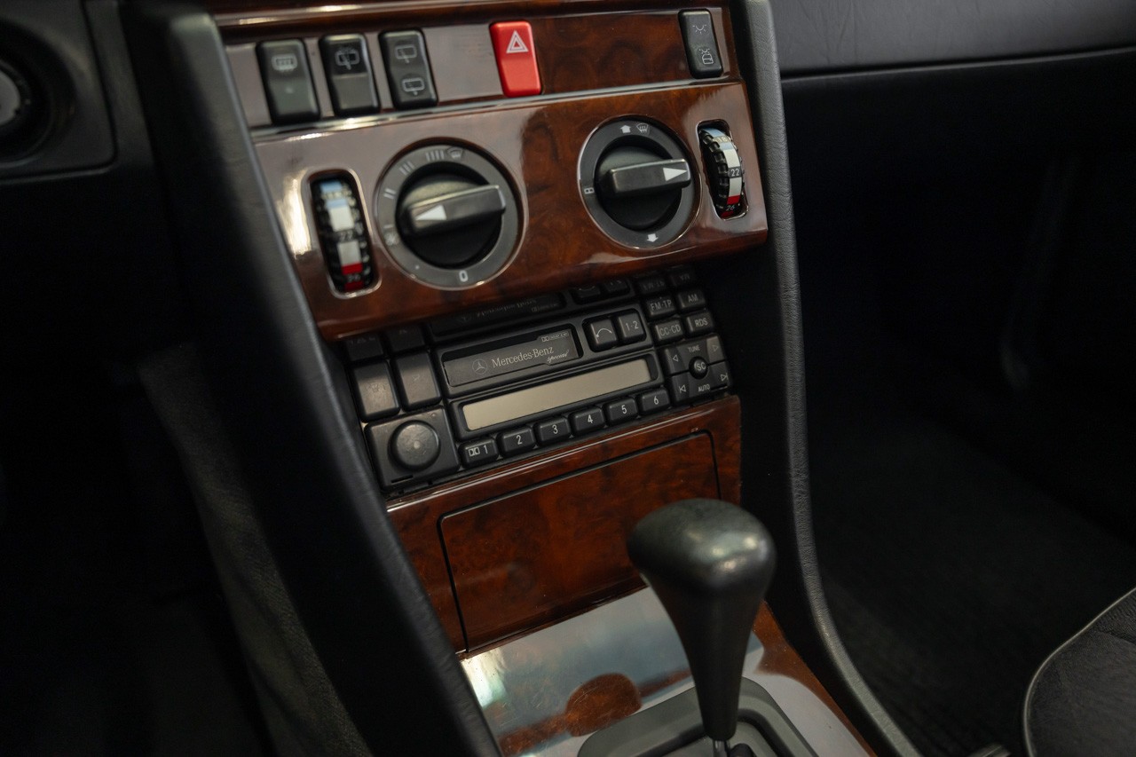 MERCEDES-BENZ E 220-image-24