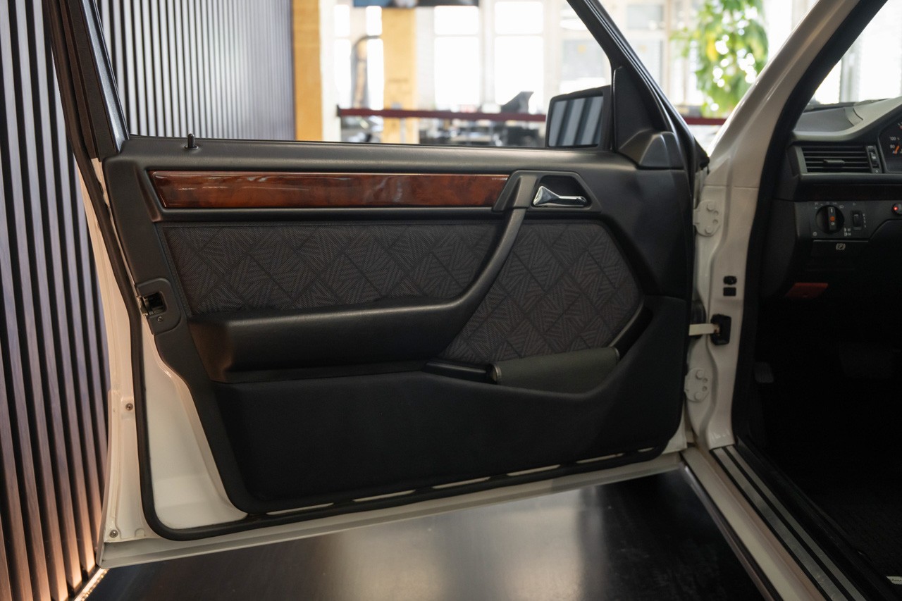 MERCEDES-BENZ E 220-image-22