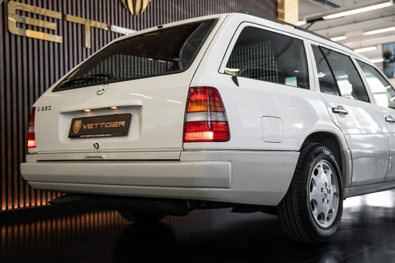 MERCEDES-BENZ E 220-image-7
