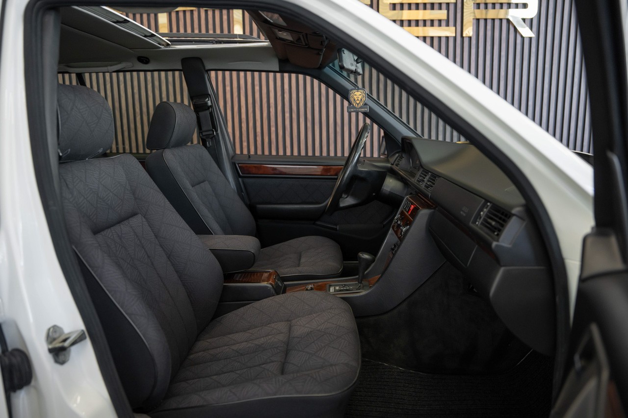 MERCEDES-BENZ E 220-image-17